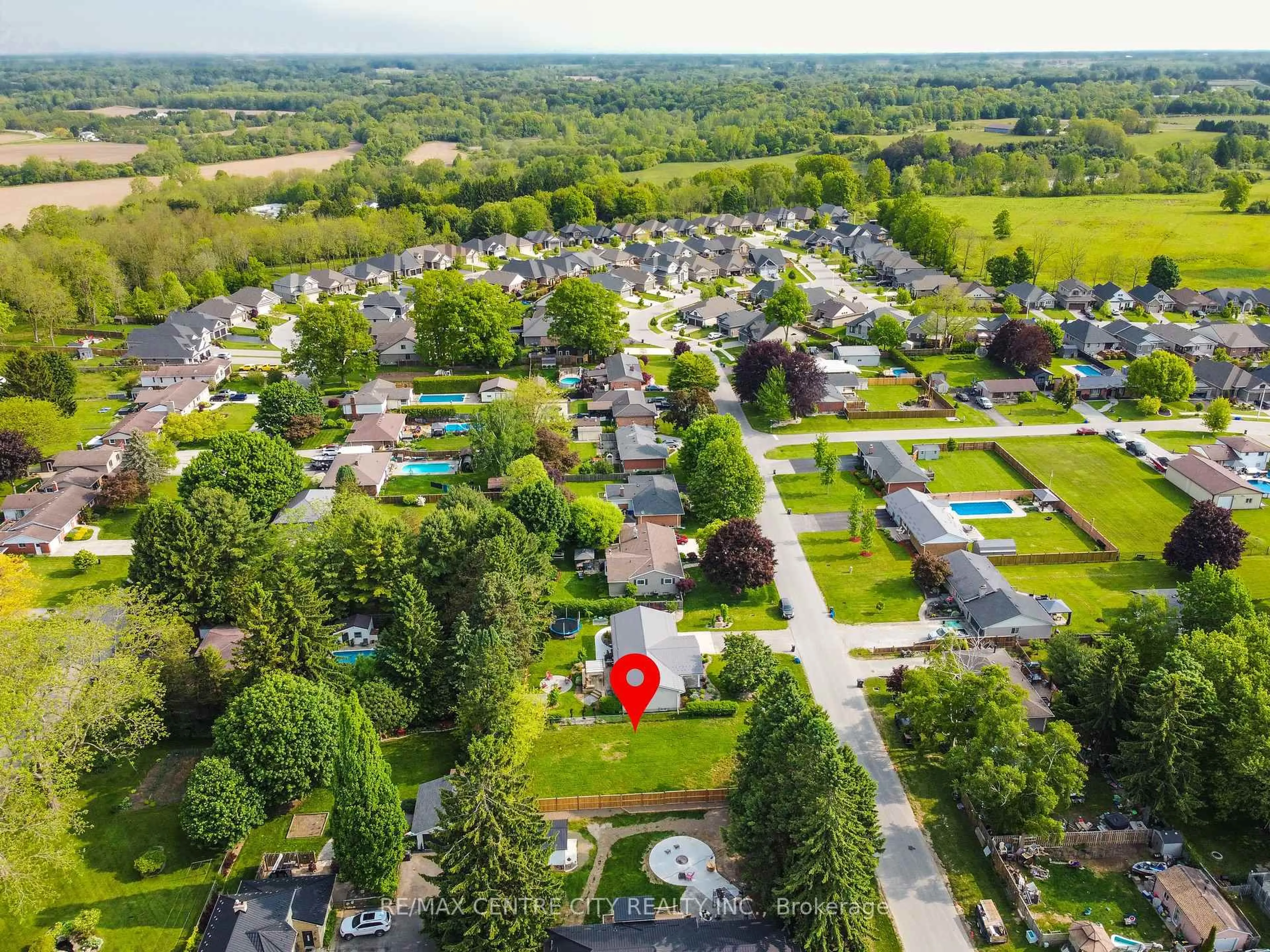 A pic from outside/outdoor area/front of a property/back of a property/a pic from drone, street for 368 Larry St, Central Elgin Ontario N5L 1H5