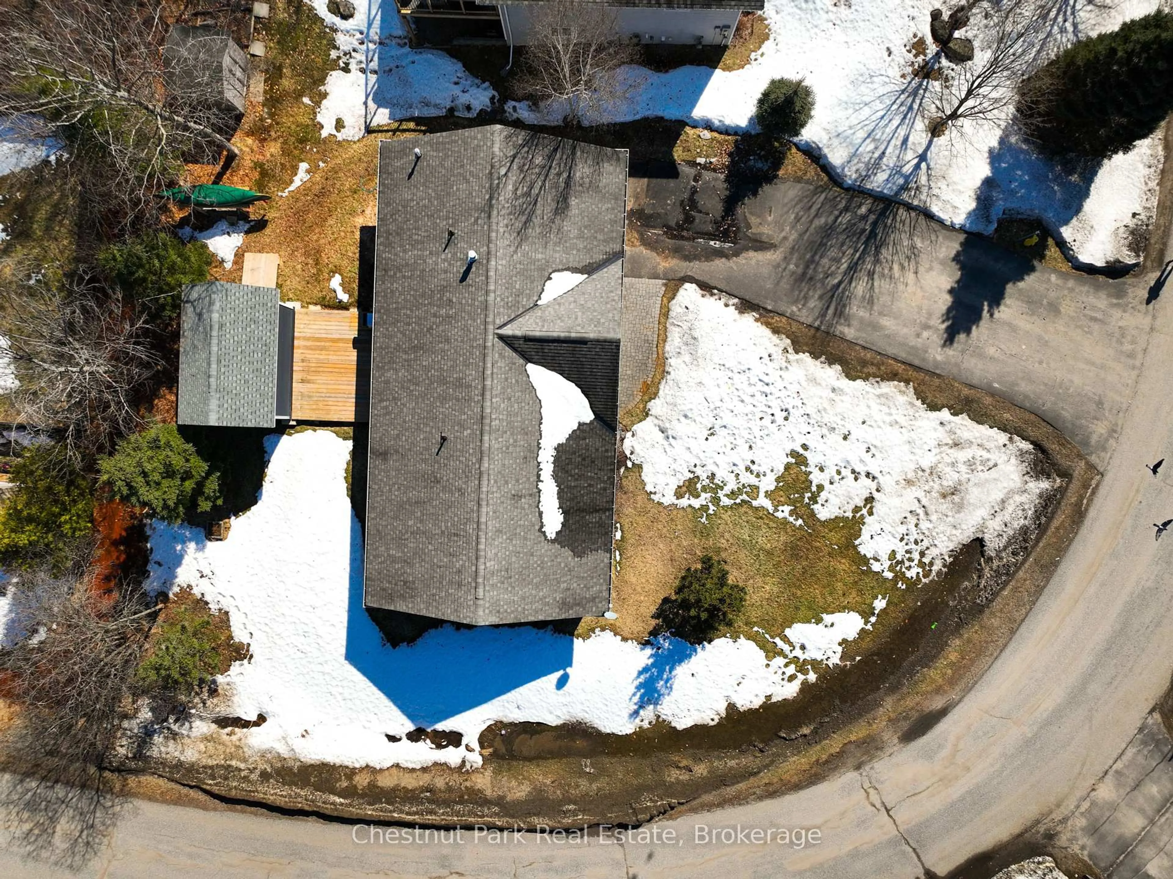 A pic from outside/outdoor area/front of a property/back of a property/a pic from drone, street for 7 Hart Crt, Huntsville Ontario P1H 1T6