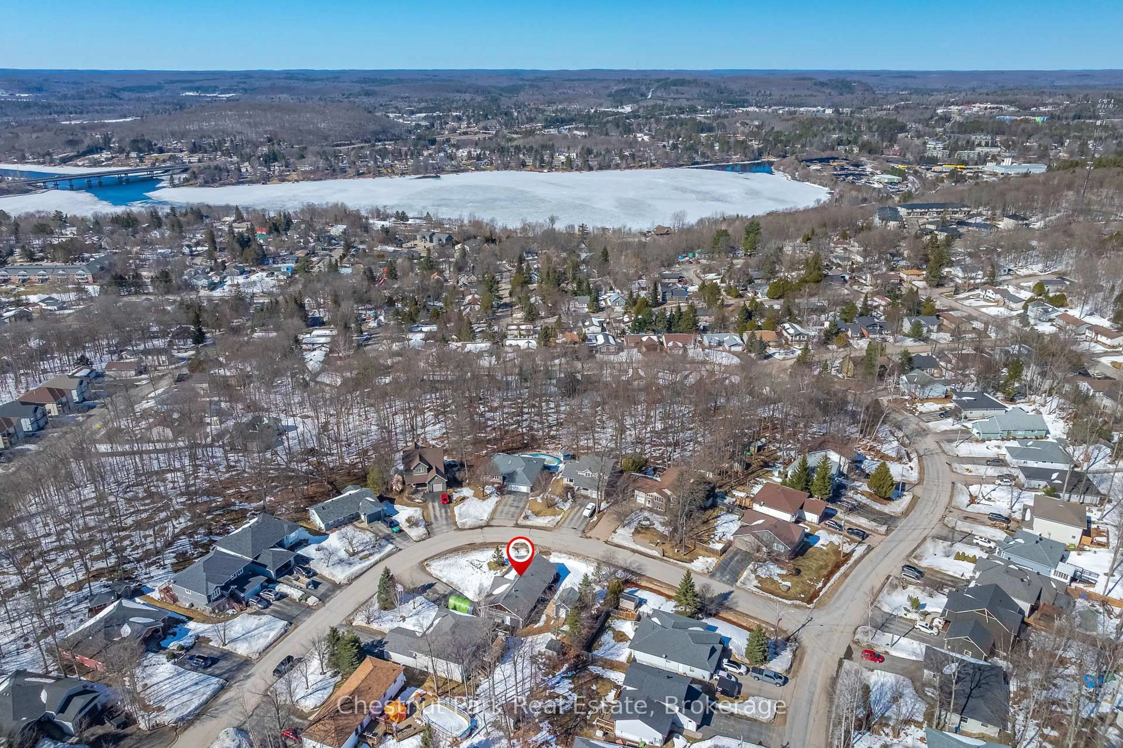 A pic from outside/outdoor area/front of a property/back of a property/a pic from drone, street for 7 Hart Crt, Huntsville Ontario P1H 1T6