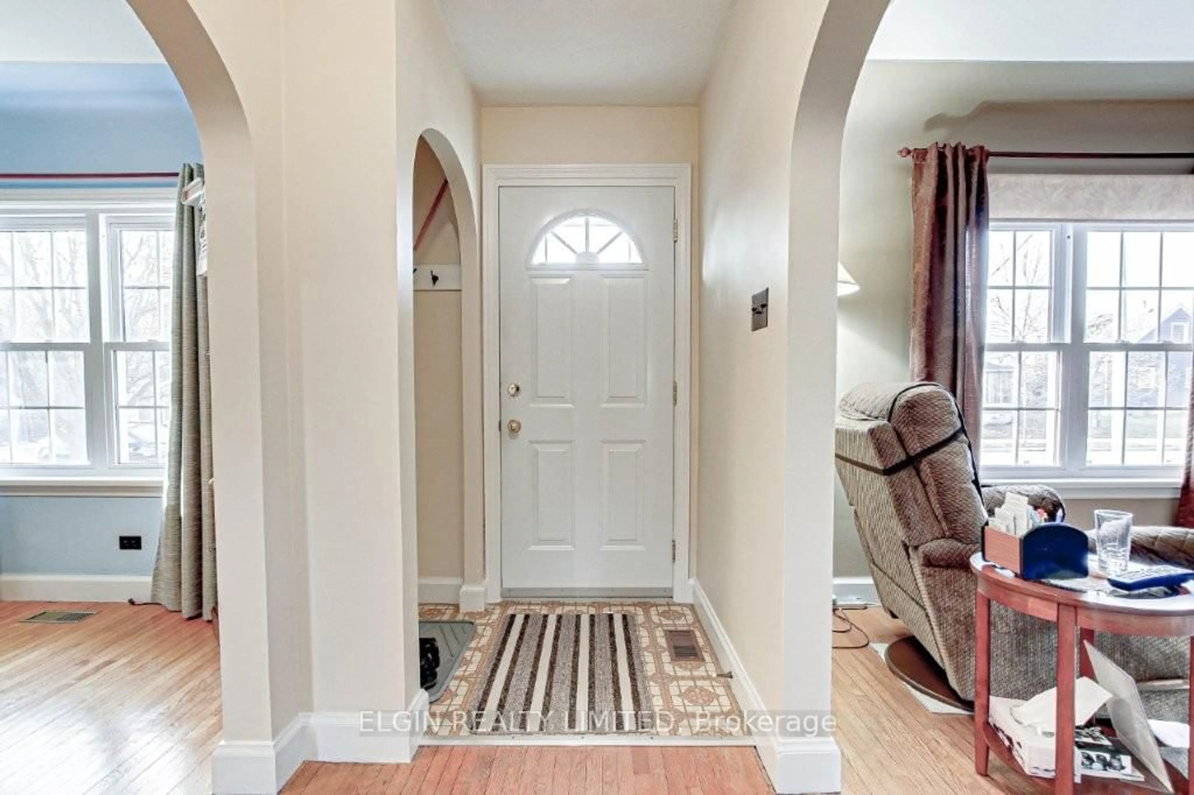 Indoor entryway for 128 Myrtle St, St. Thomas Ontario N5R 2G5