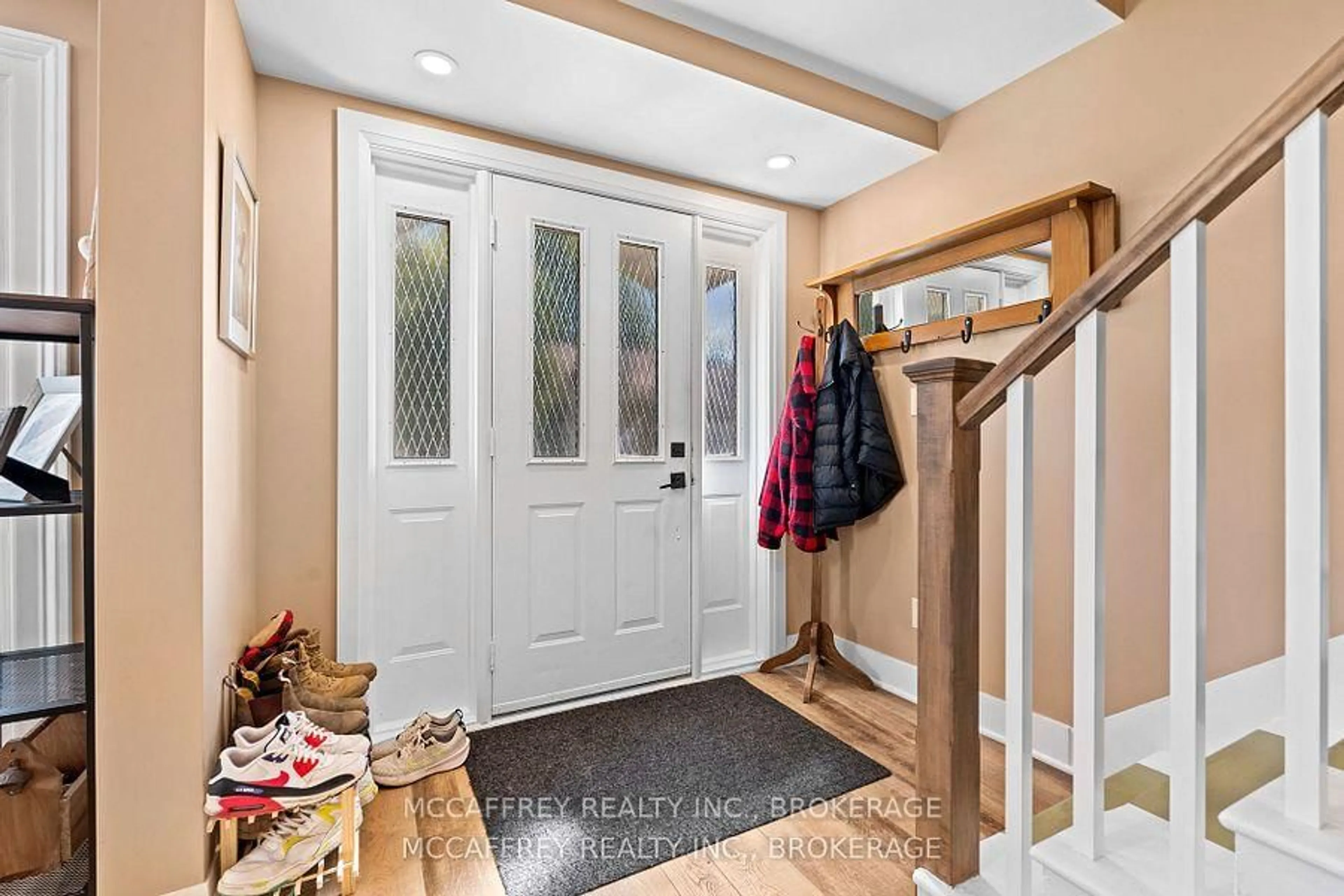 Indoor entryway for 189 DAVY St, Bath Ontario K0H 1G0