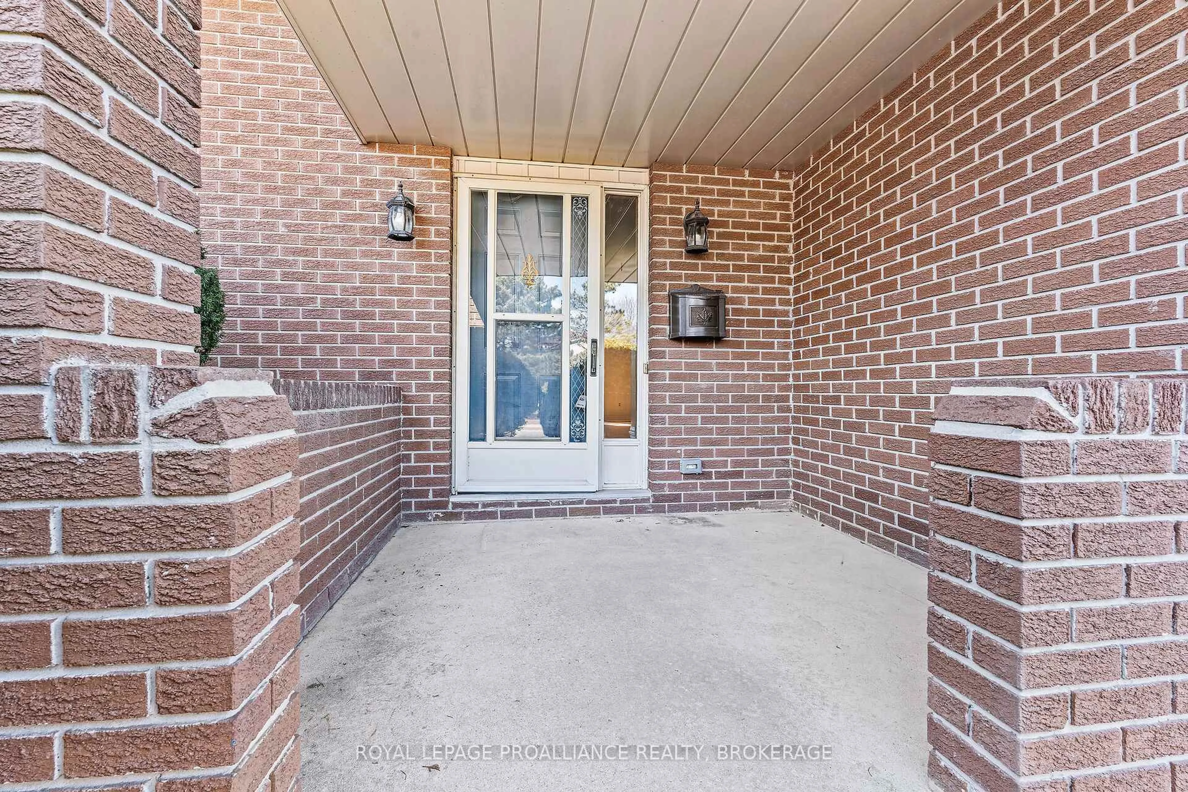 Indoor entryway for 897 Lancaster Dr, Kingston Ontario K7P 1R8