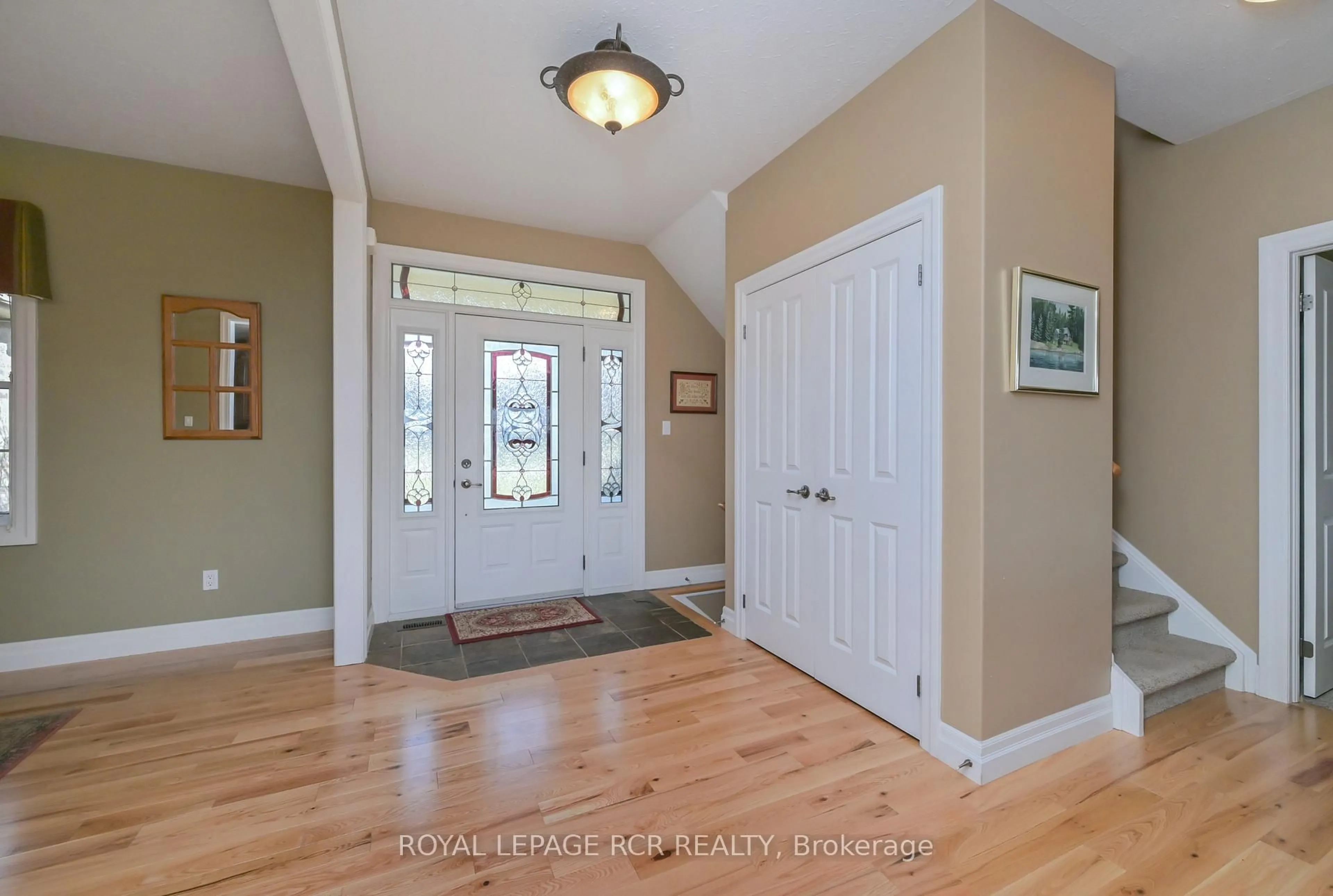 Indoor entryway for 7 Blue Heron Dr, Mono Ontario L9W 5K5