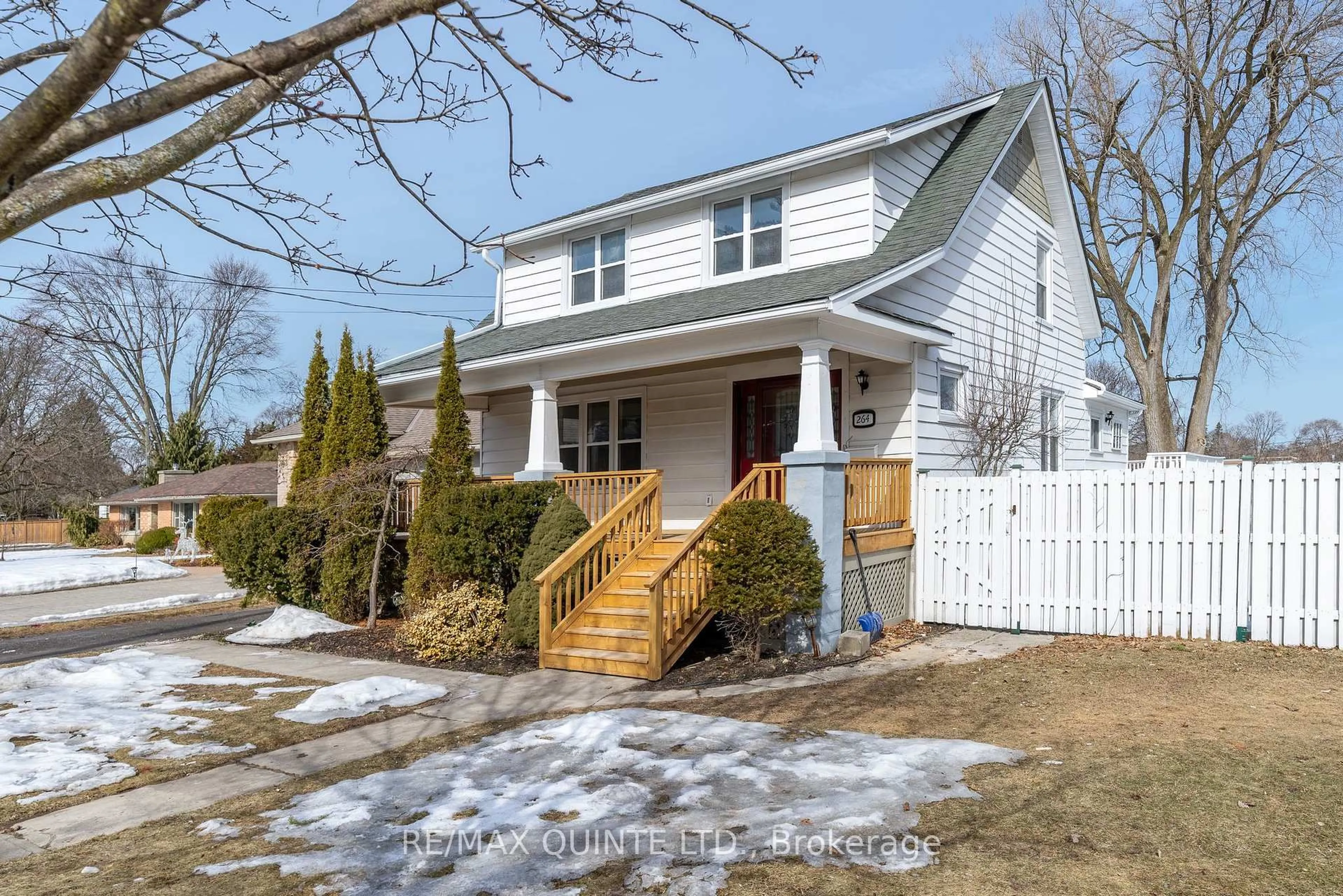 Home with vinyl exterior material, street for 264 Victoria Ave, Belleville Ontario K8N 2C6