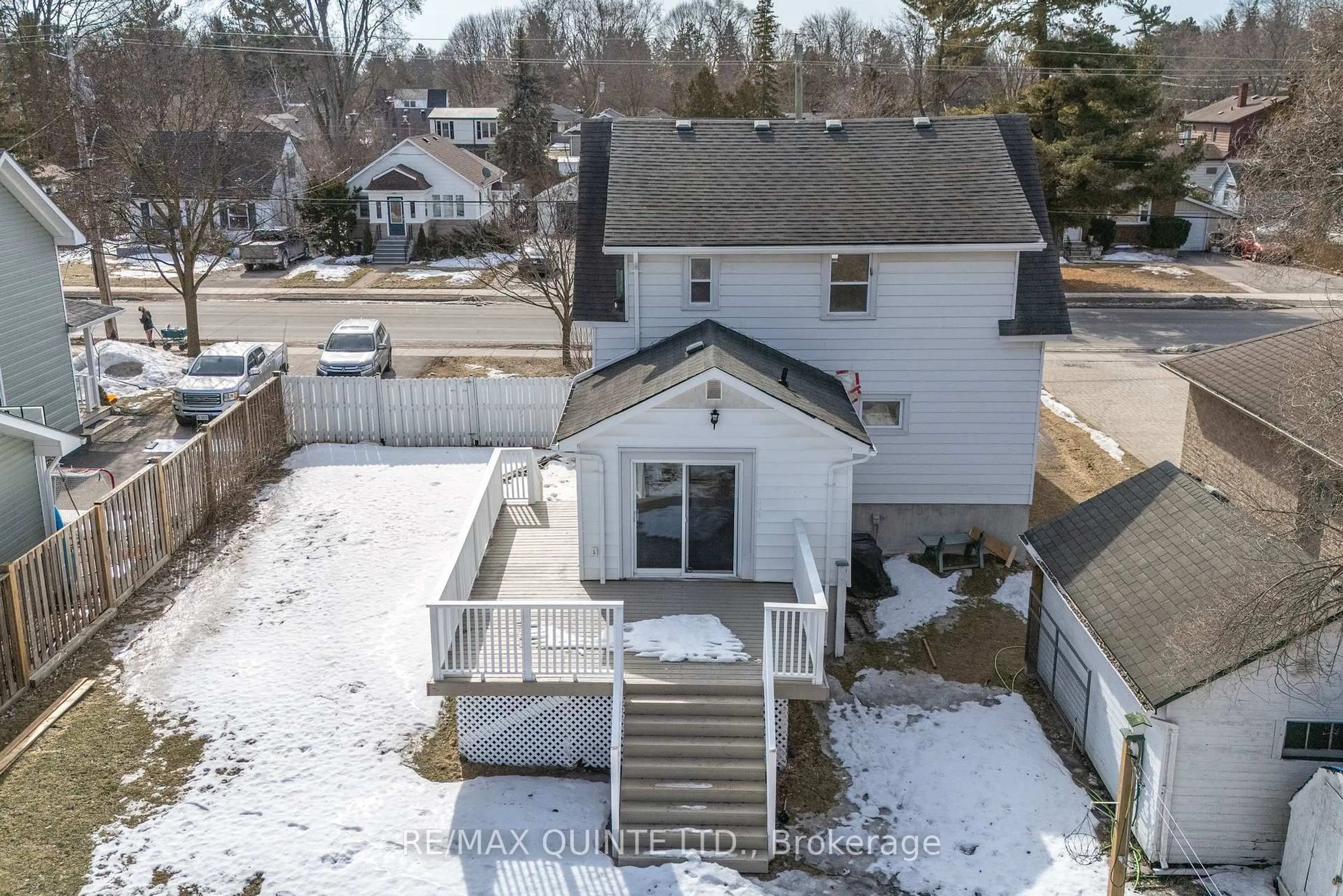 A pic from outside/outdoor area/front of a property/back of a property/a pic from drone, street for 264 Victoria Ave, Belleville Ontario K8N 2C6