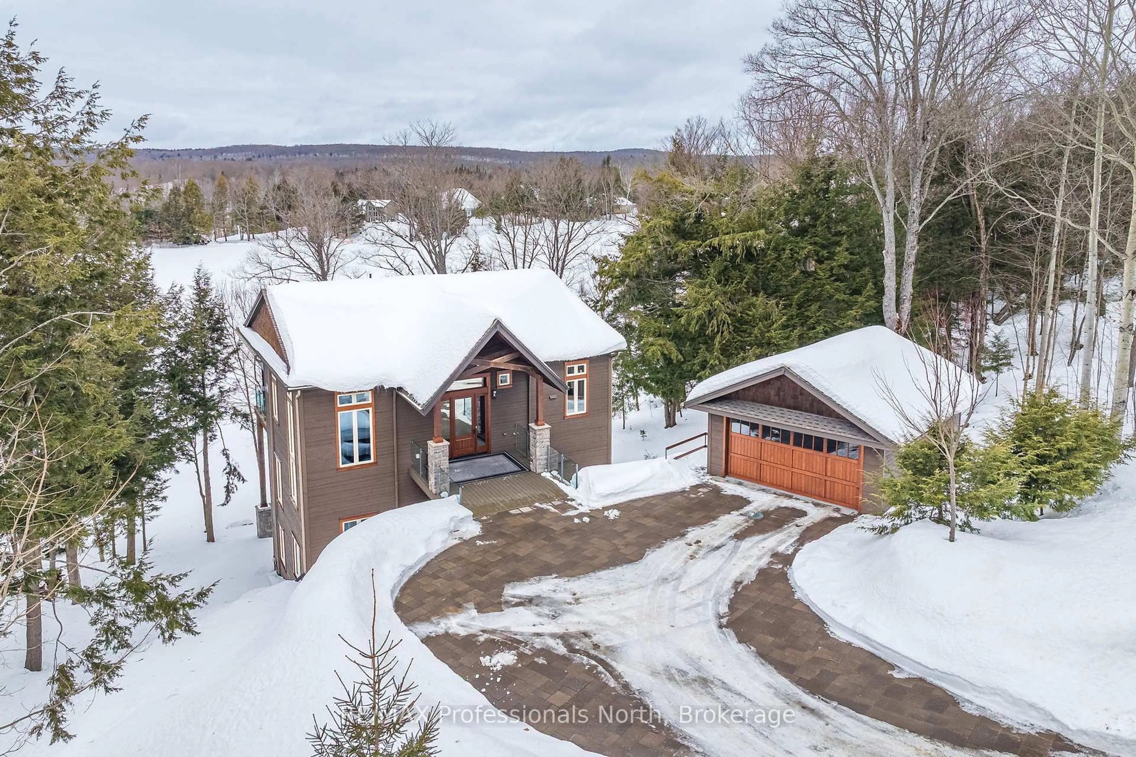 A pic from outside/outdoor area/front of a property/back of a property/a pic from drone, mountain view for 41 Clubhouse Dr, Huntsville Ontario P1H 1B1