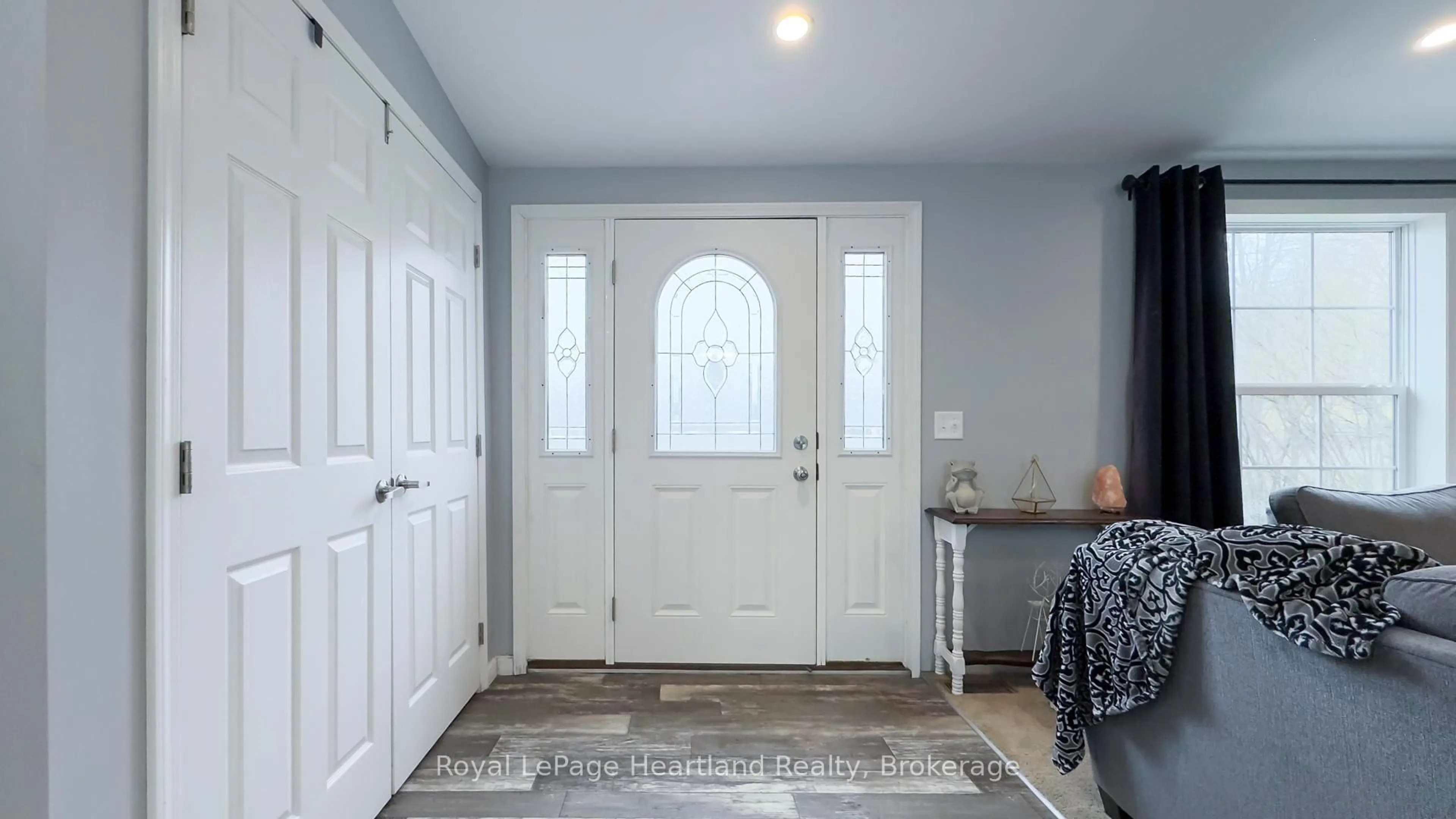 Indoor entryway for 570 Hamiton St, Huron-Kinloss Ontario N0G 2H0