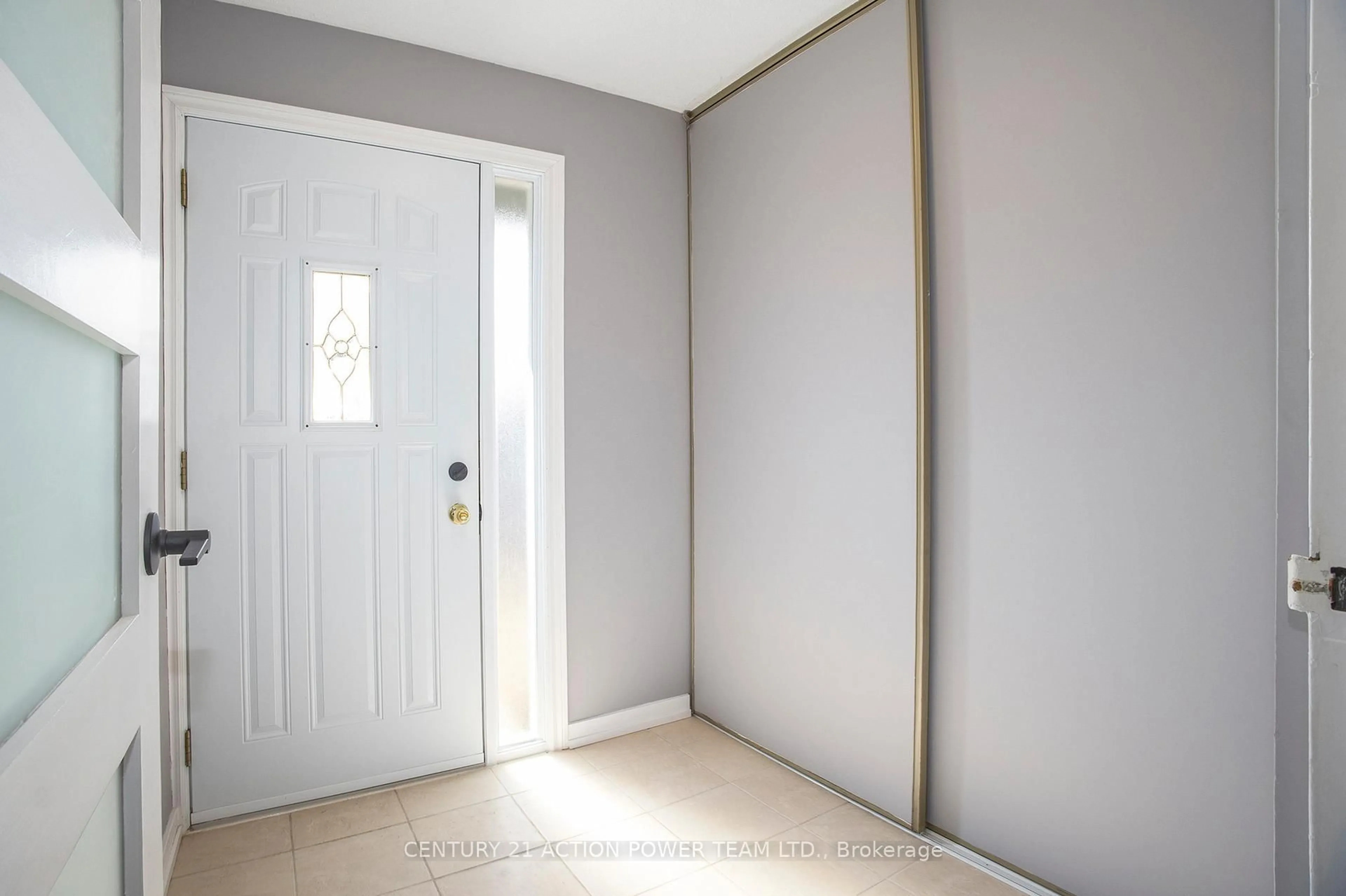 Indoor entryway for 1400 Ridgebrook Dr #1400, Ottawa Ontario K1B 4T2