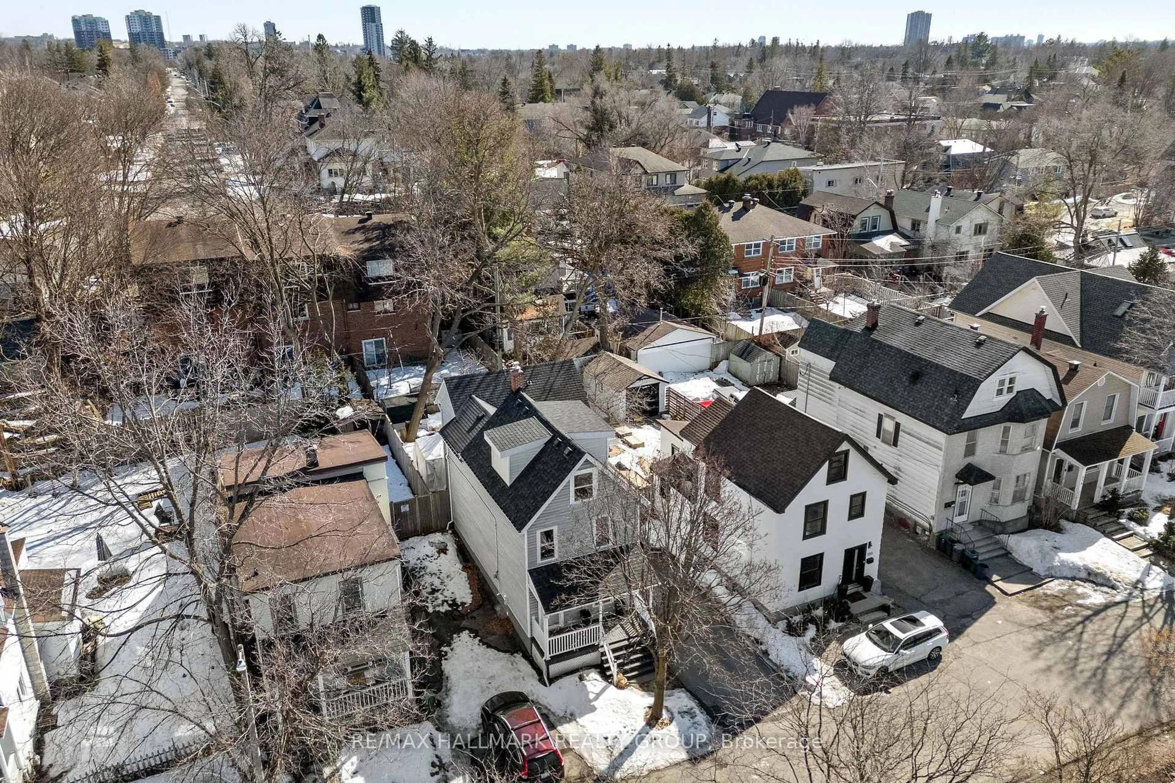 A pic from outside/outdoor area/front of a property/back of a property/a pic from drone, city buildings view from balcony for 528 Lower Byron Ave, Ottawa Ontario K2A 0E3