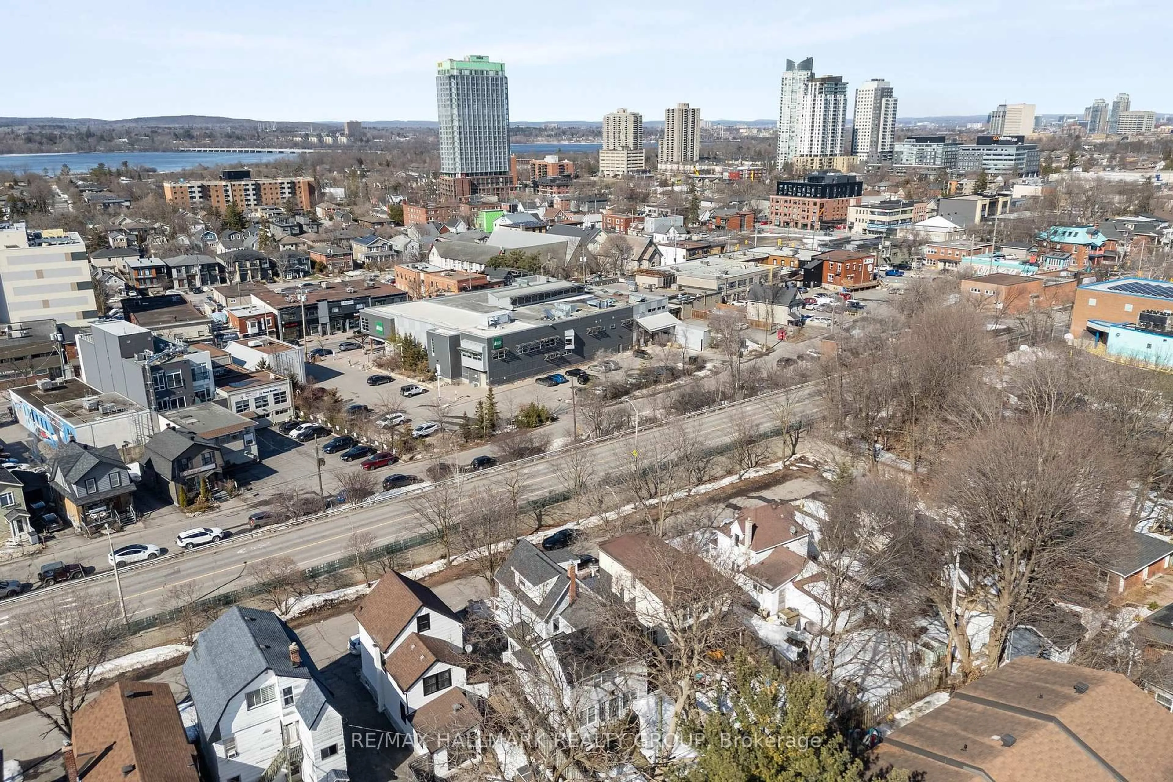 A pic from outside/outdoor area/front of a property/back of a property/a pic from drone, city buildings view from balcony for 528 Lower Byron Ave, Ottawa Ontario K2A 0E3