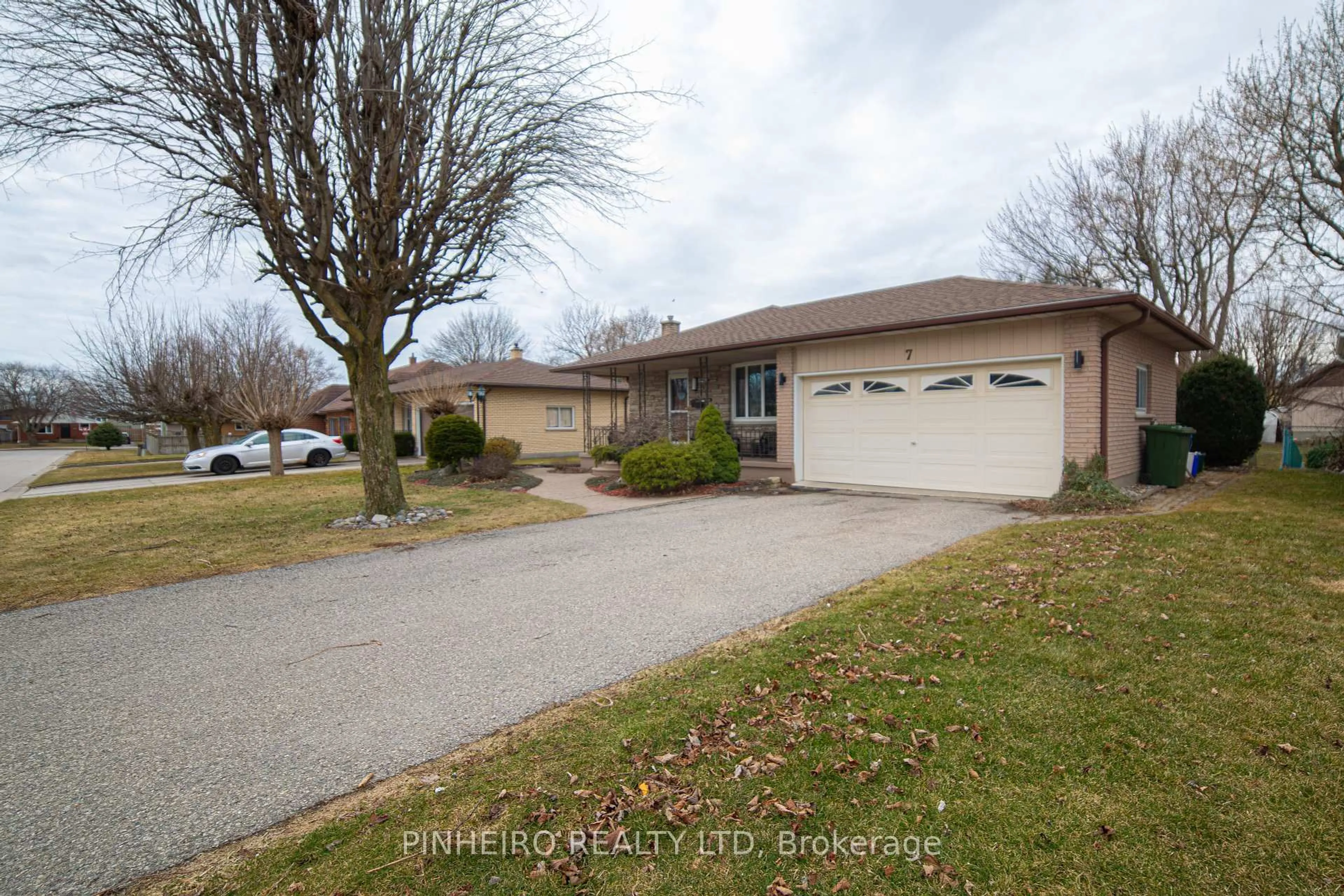 A pic from outside/outdoor area/front of a property/back of a property/a pic from drone, street for 7 McLarty Dr, St. Thomas Ontario N5R 5J7