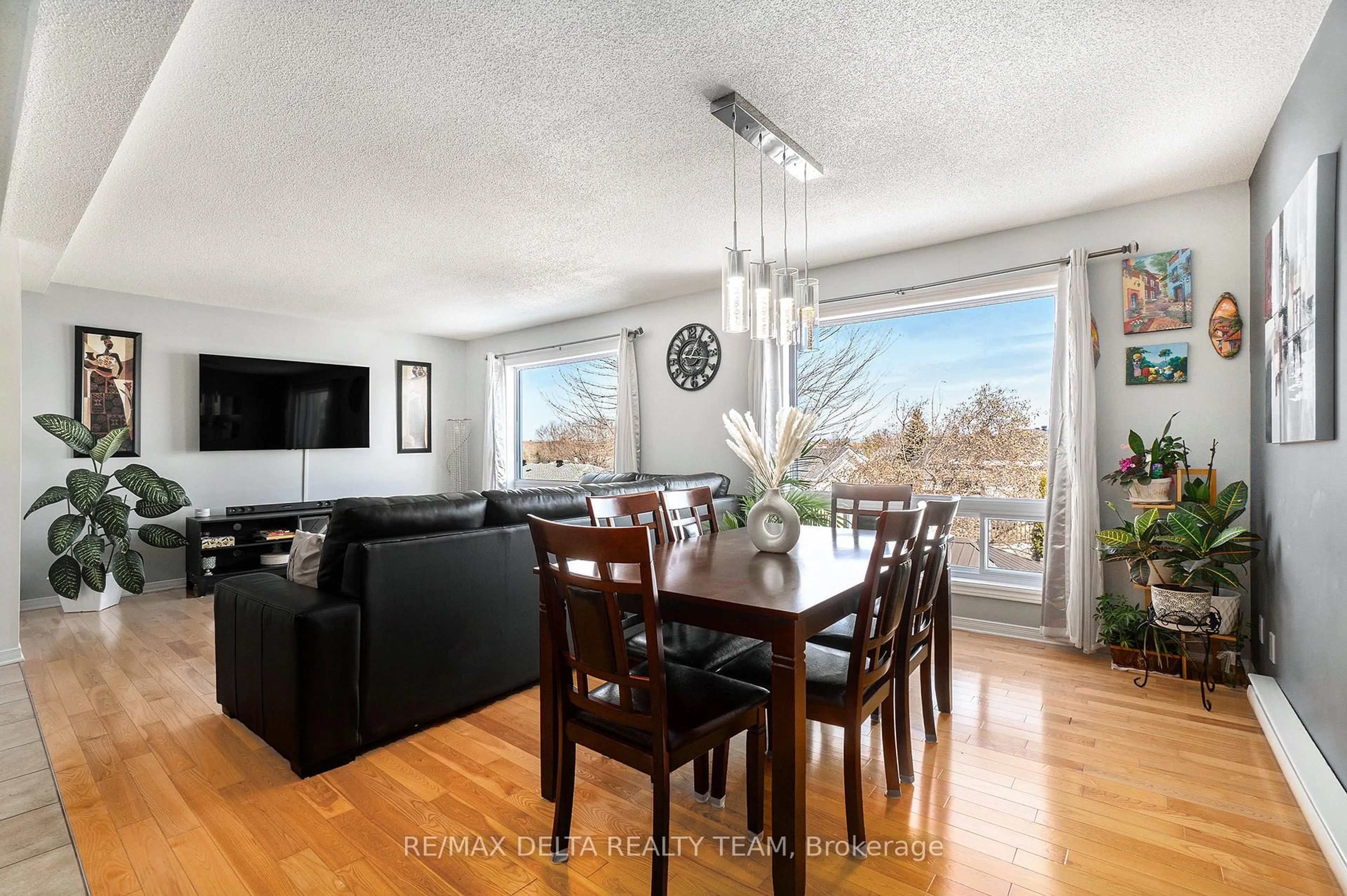 Dining room, wood/laminate floor for 831 Payer St, Clarence-Rockland Ontario K4K 1N3