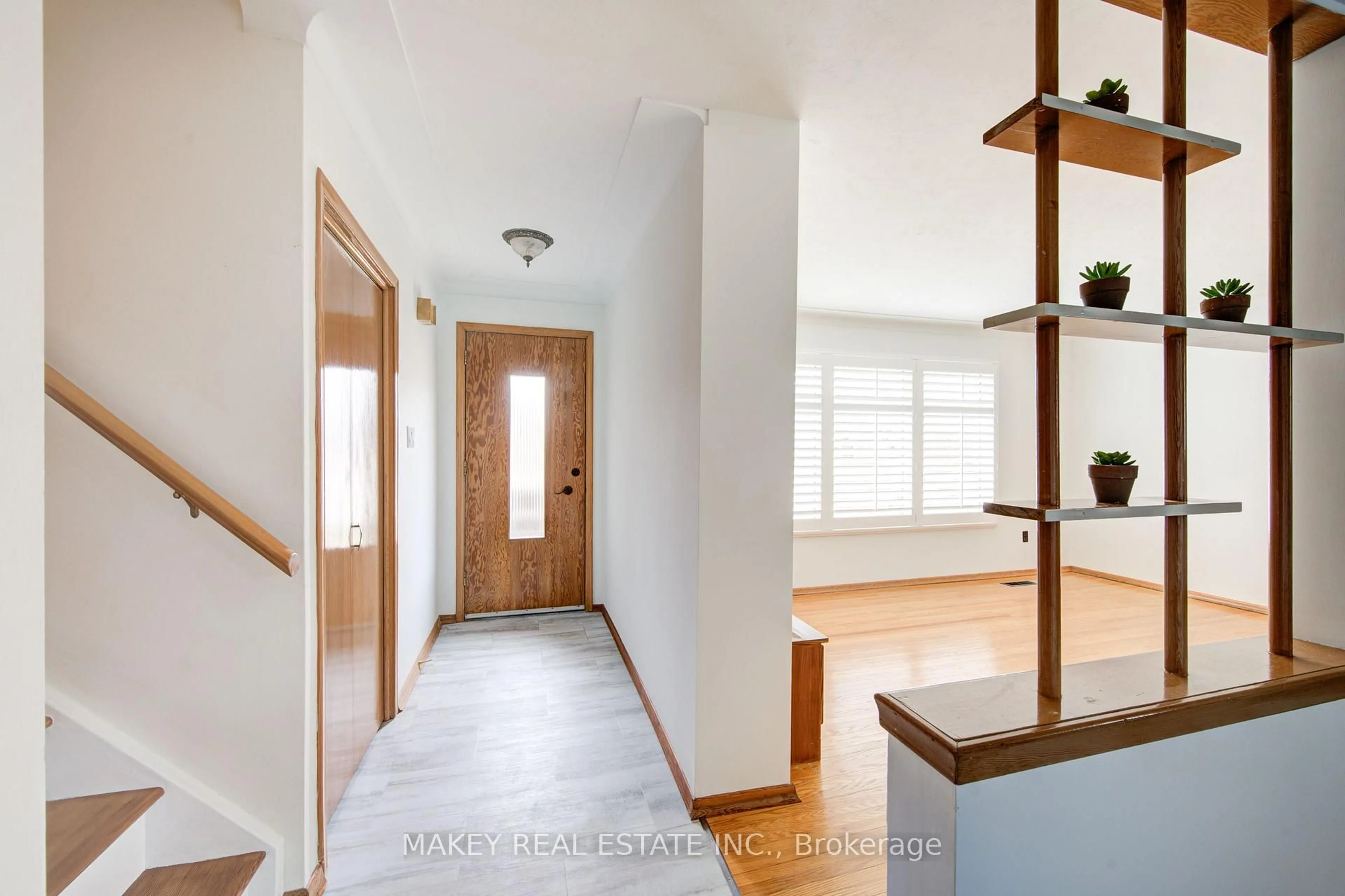 Indoor entryway for 94 Harold Ave, Kitchener Ontario N2A 2H8