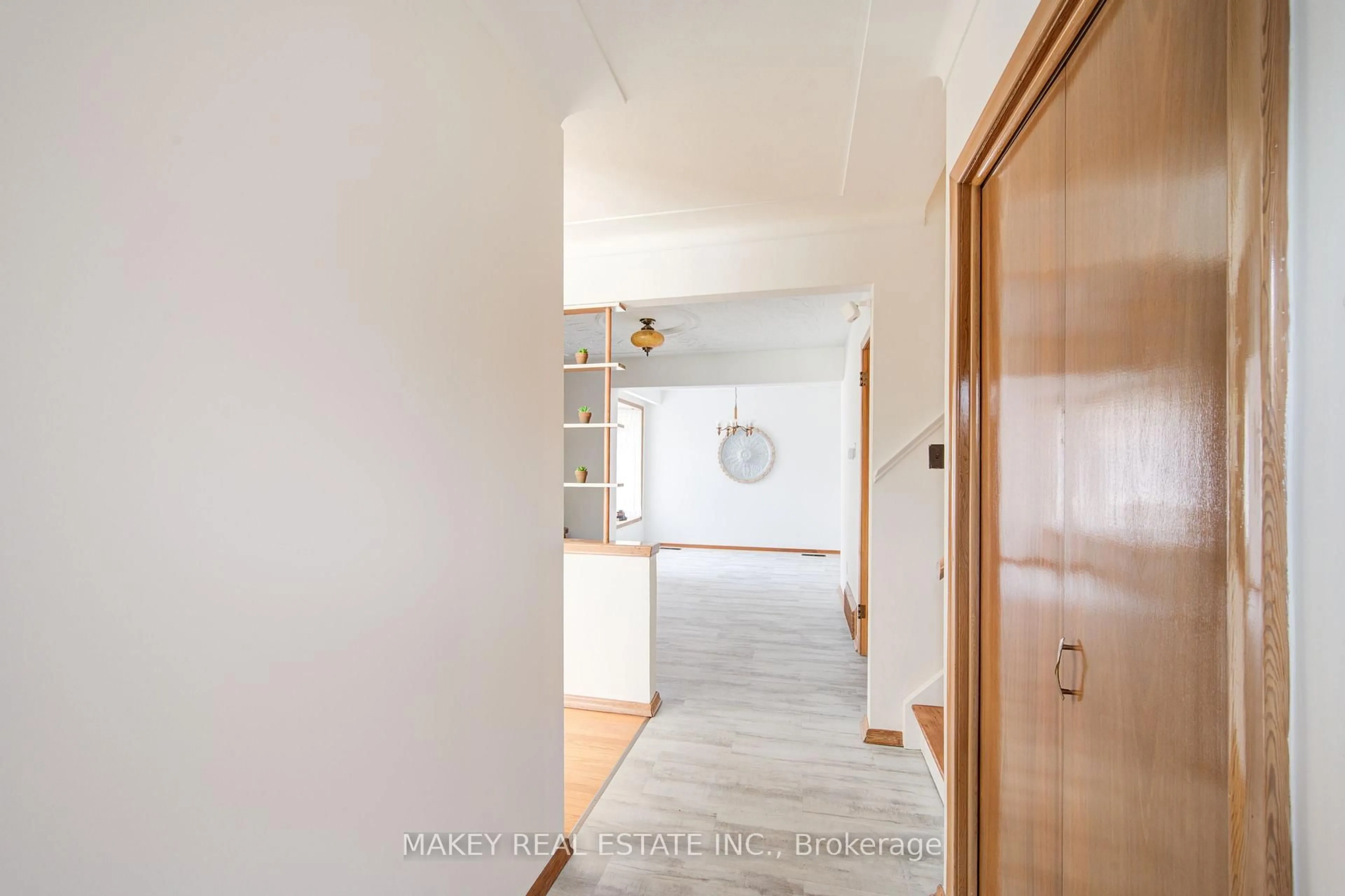Indoor entryway for 94 Harold Ave, Kitchener Ontario N2A 2H8