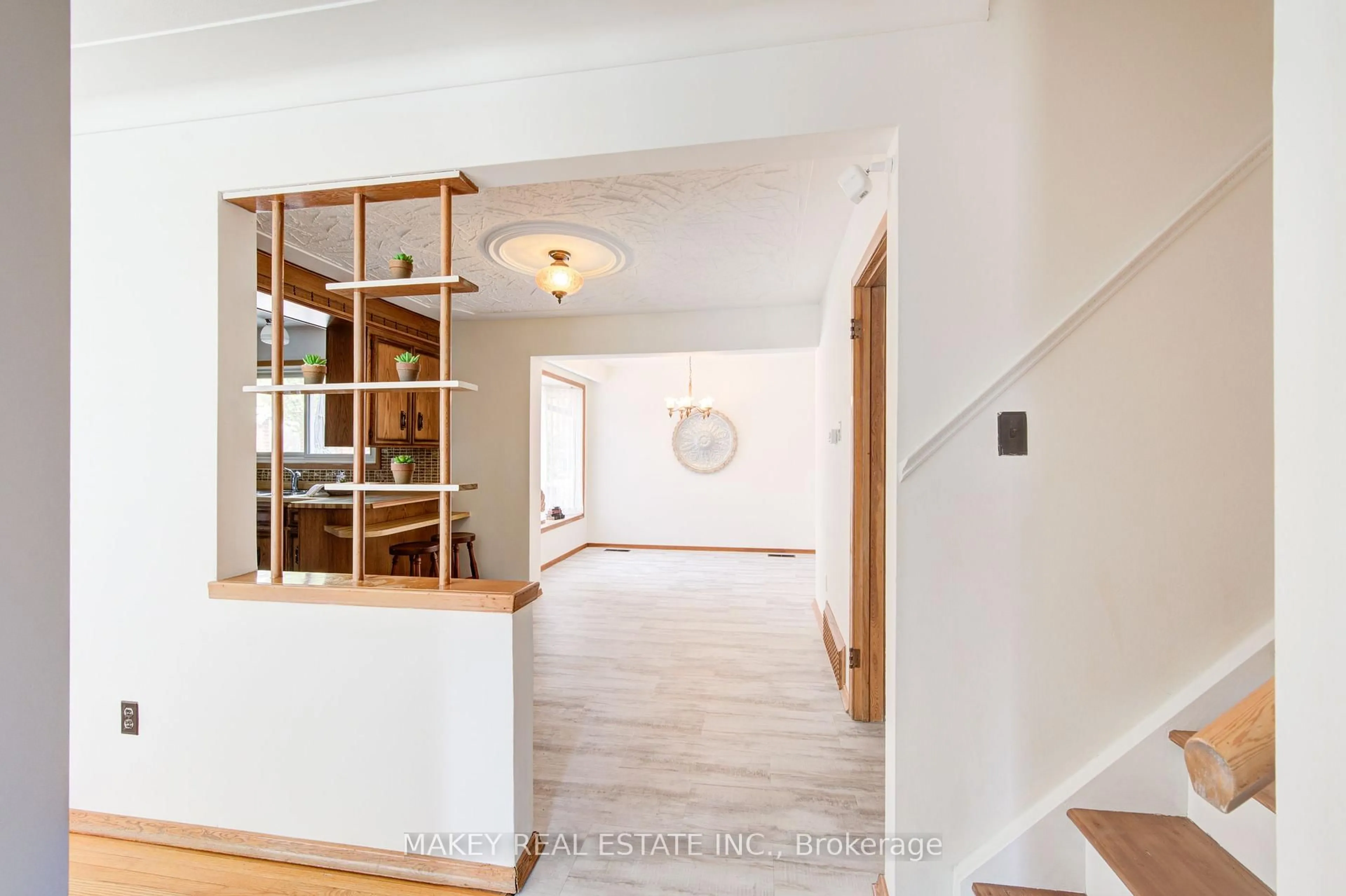 Indoor entryway for 94 Harold Ave, Kitchener Ontario N2A 2H8