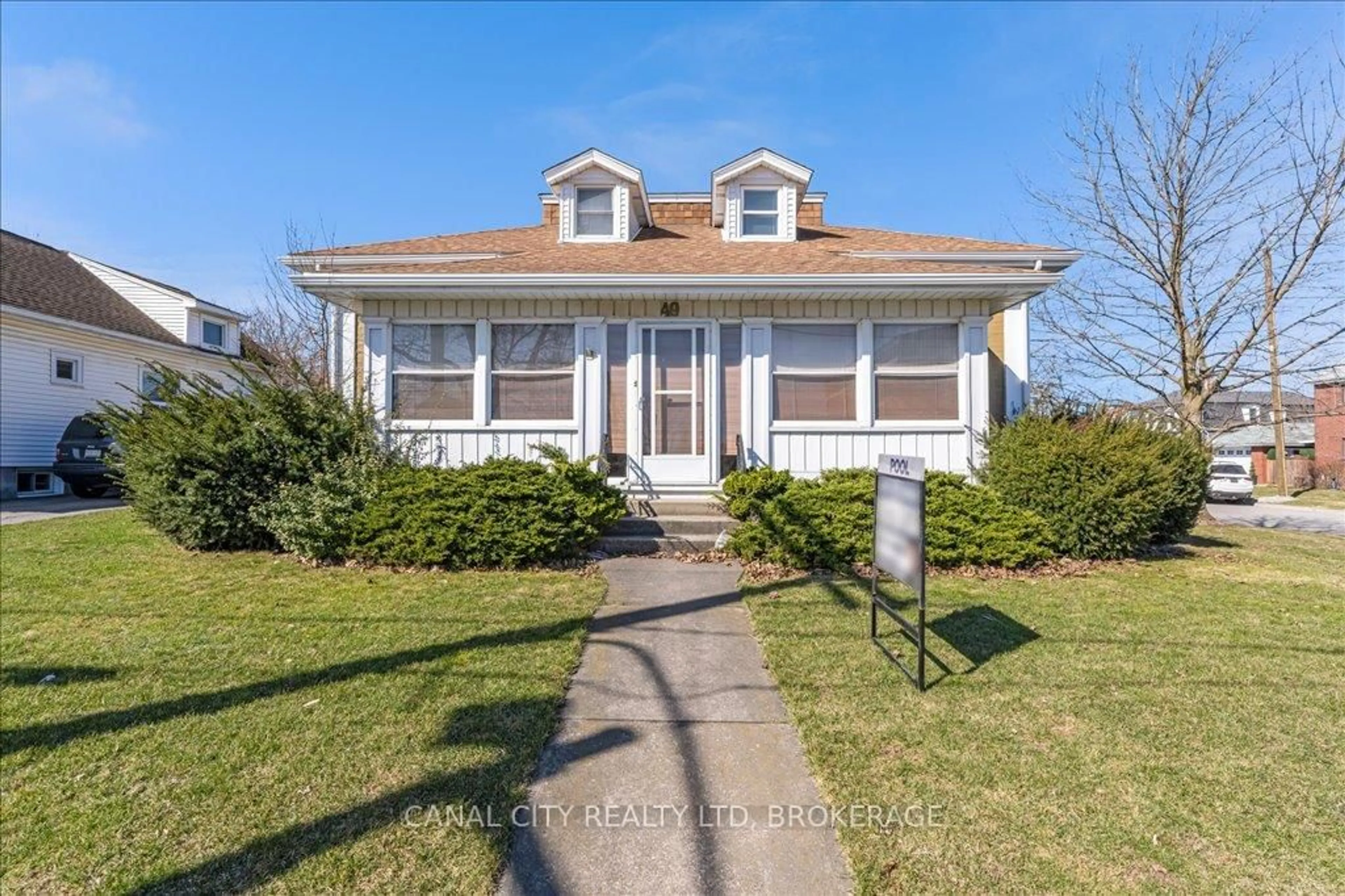 Home with vinyl exterior material, street for 49 Pine St, Thorold Ontario L2V 3L5