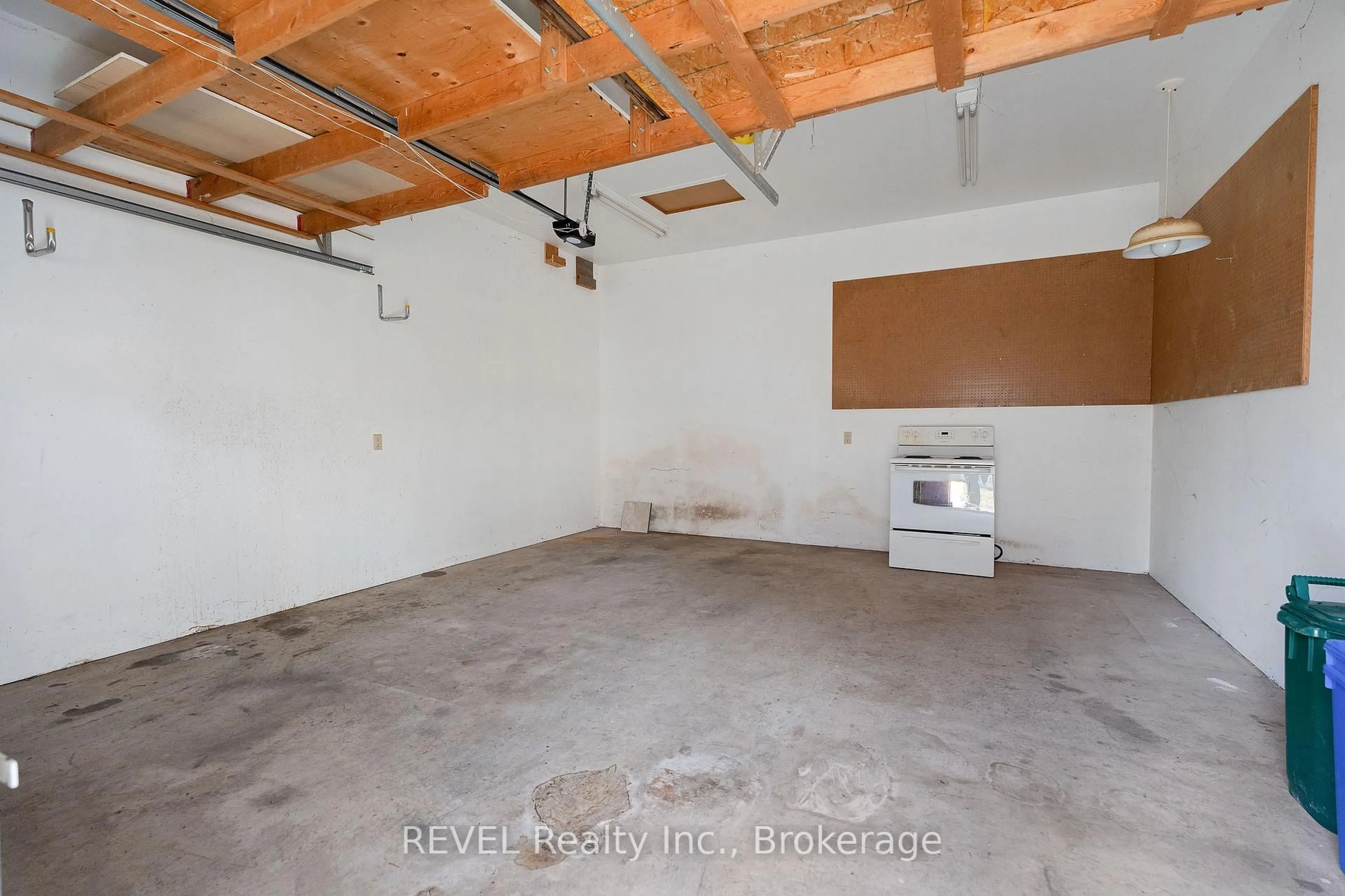 Indoor garage for 31 FITZGERALD St, St. Catharines Ontario L2R 4B5