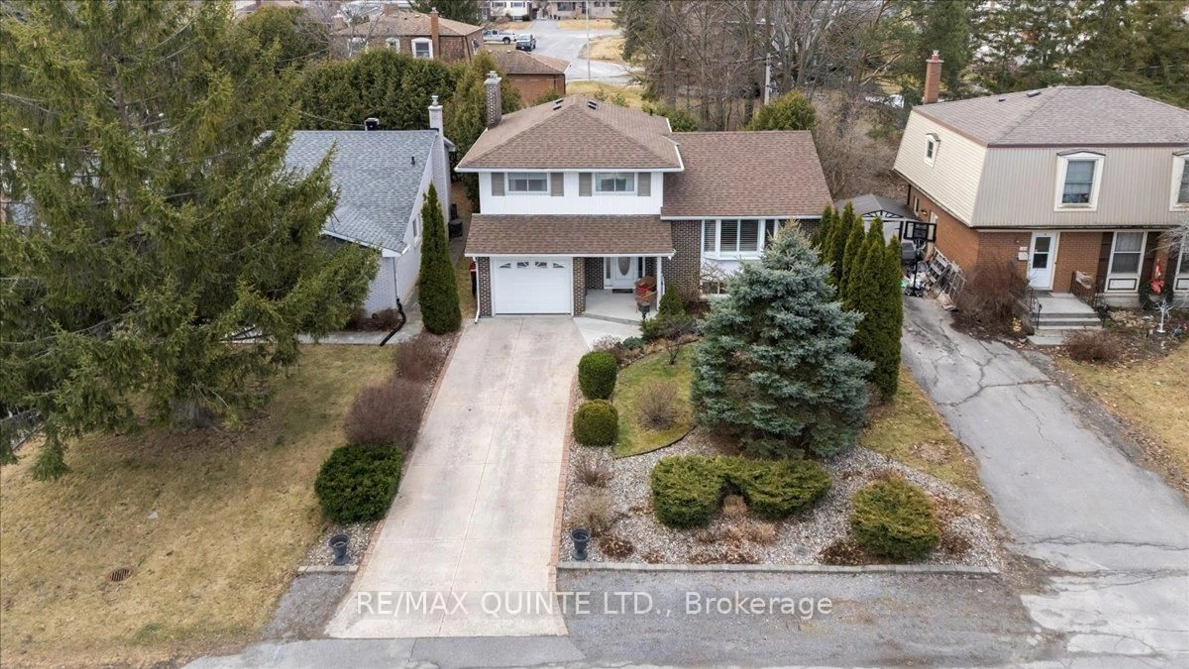 A pic from outside/outdoor area/front of a property/back of a property/a pic from drone, street for 188 Queen St, Greater Napanee Ontario K7R 1C2