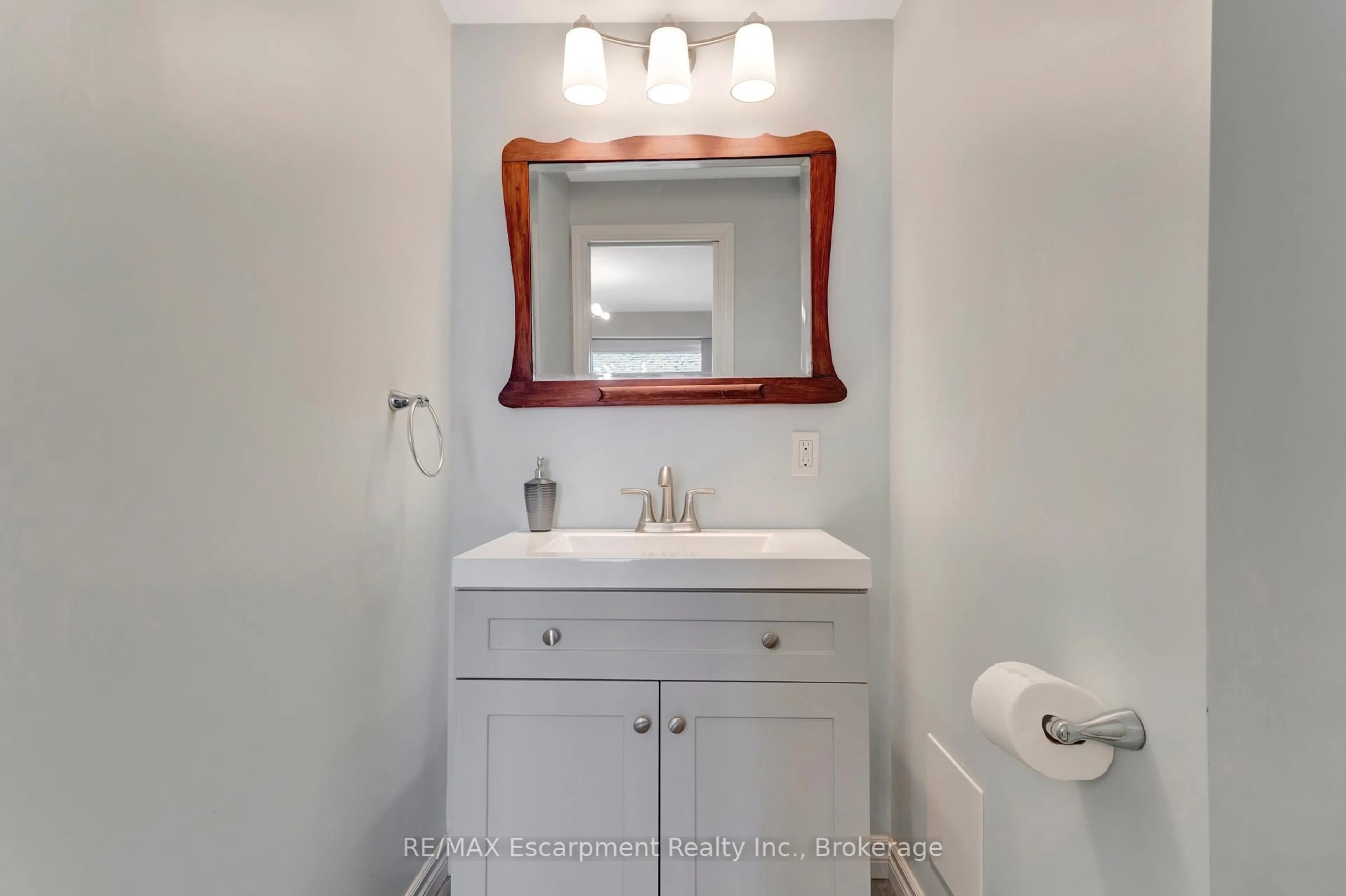 Standard bathroom, ceramic/tile floor for 165 Green Valley Dr #15, Kitchener Ontario N2P 1K3
