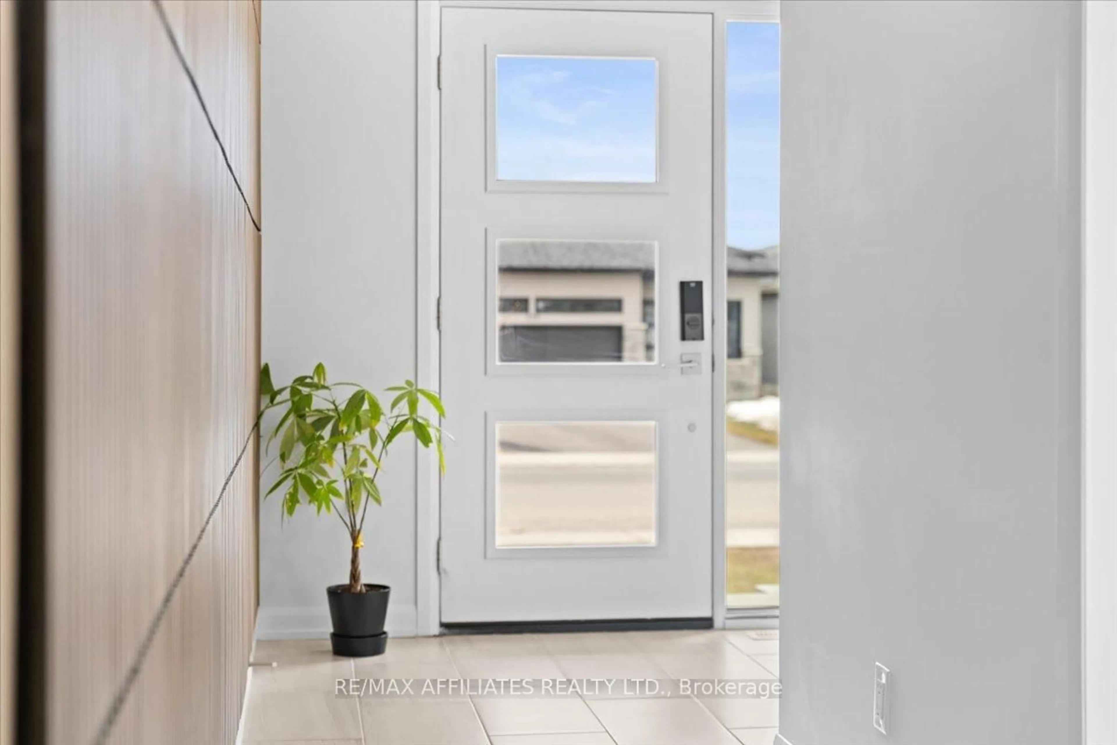 Indoor entryway for 402 Sterling Ave, Clarence-Rockland Ontario K4K 0L4