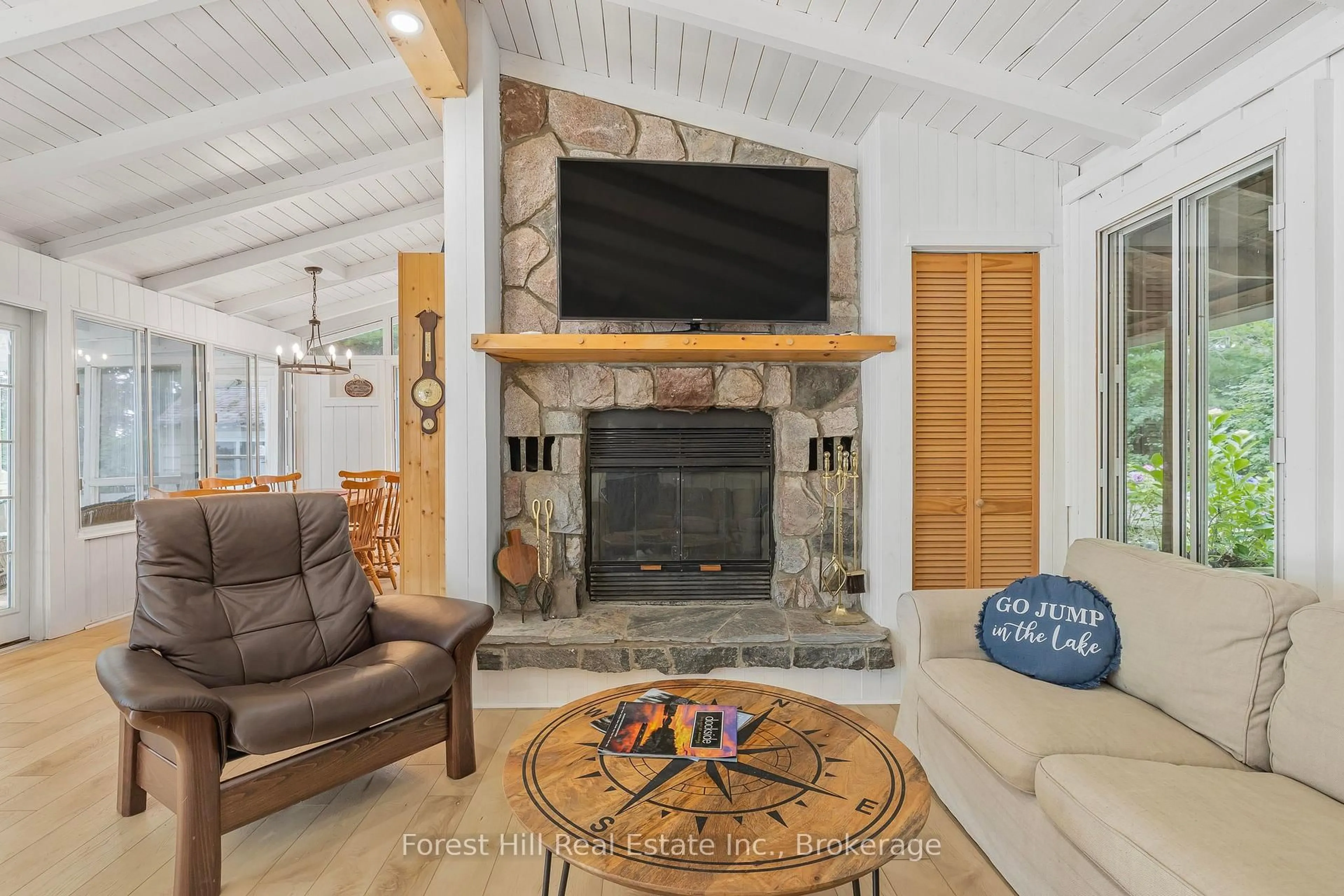 Living room with furniture, unknown for 1609 Acton Island Rd, Muskoka Lakes Ontario P0C 1A0