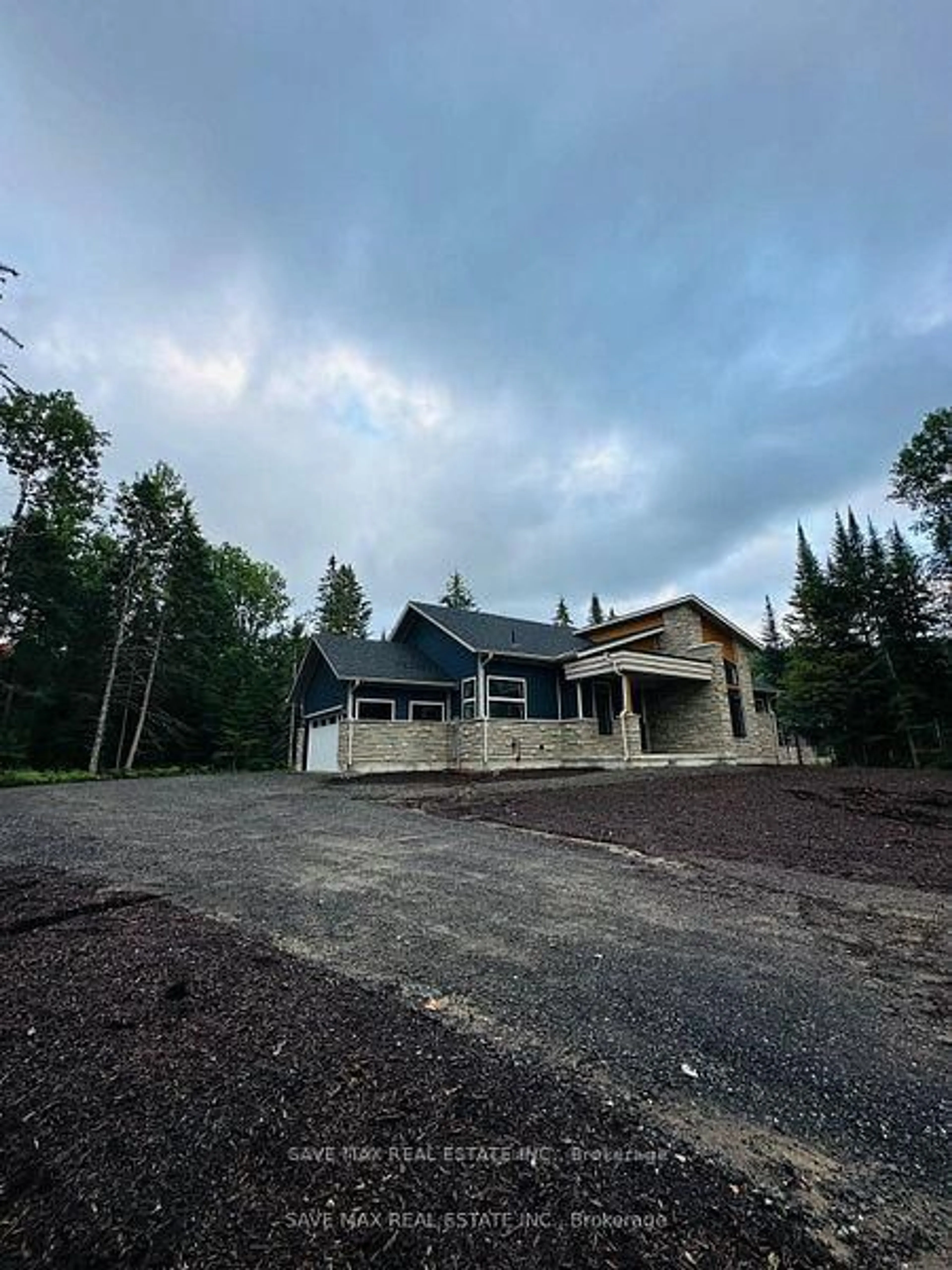 A pic from outside/outdoor area/front of a property/back of a property/a pic from drone, building for 1049 Greensview Dr, Lake of Bays Ontario P1H 0K1