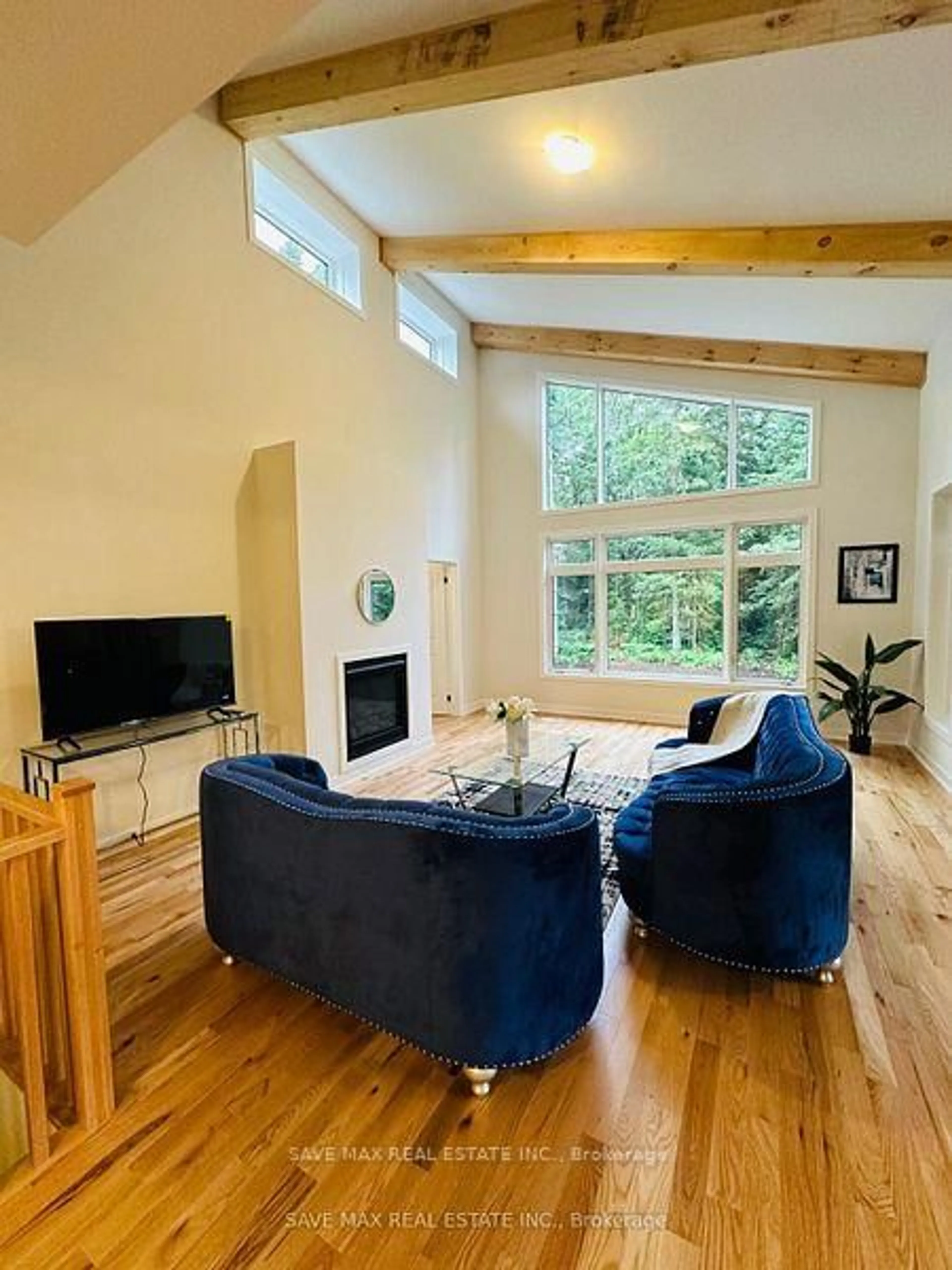 Living room with furniture, wood/laminate floor for 1049 Greensview Dr, Lake of Bays Ontario P1H 0K1