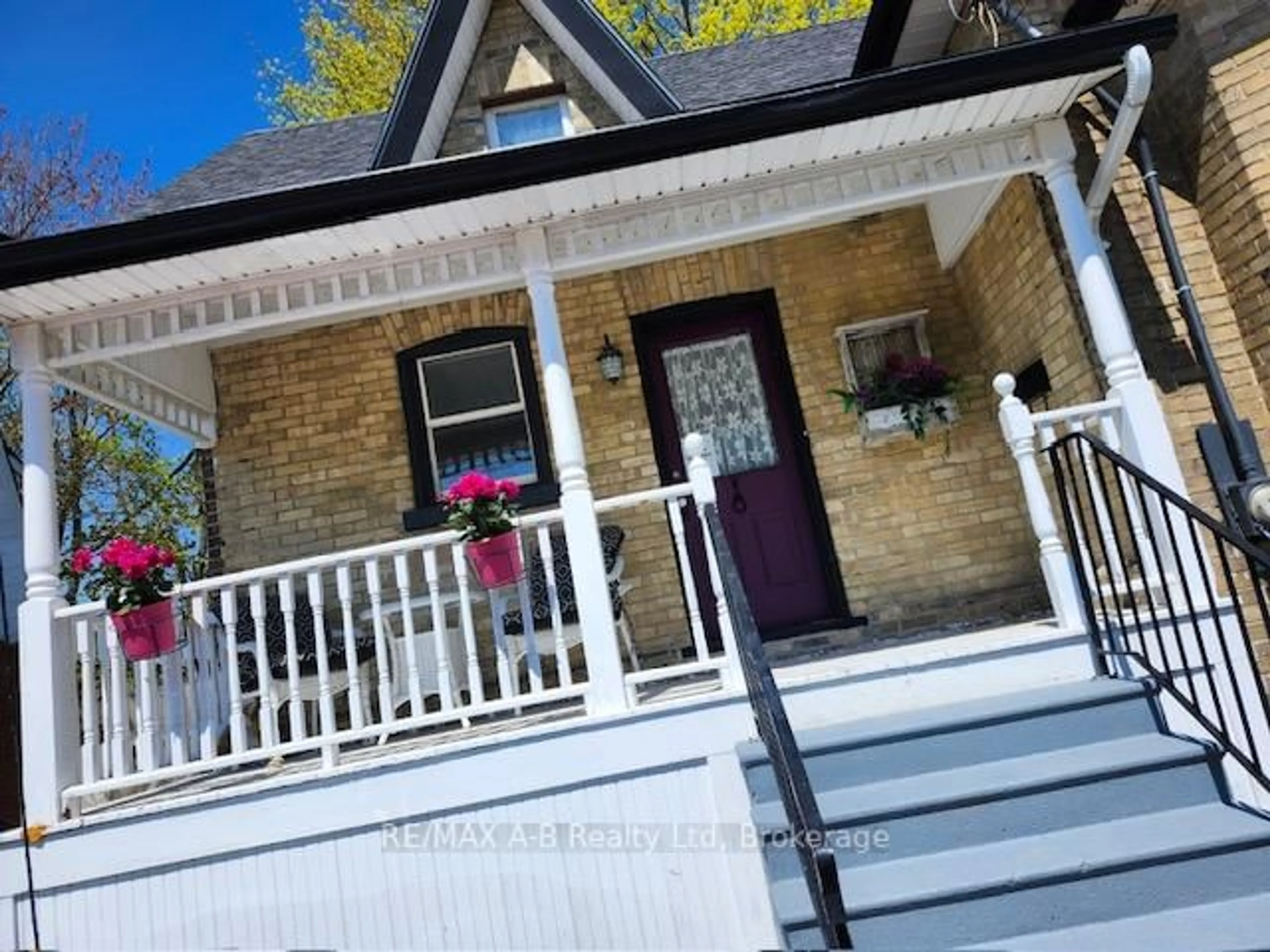 Home with vinyl exterior material, street for 246 Wellington St, Stratford Ontario N5A 2L6