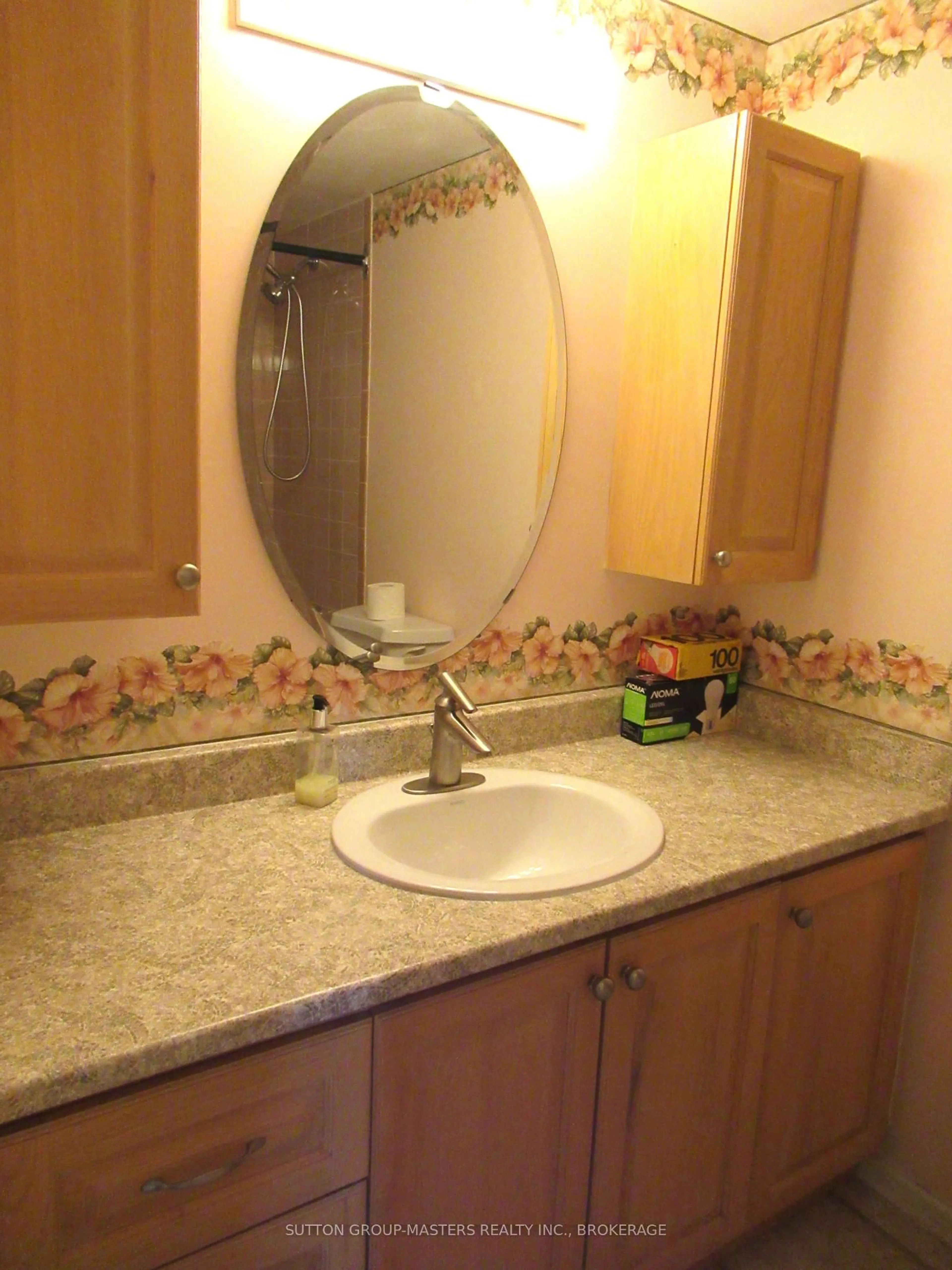 Standard bathroom, ceramic/tile floor for 2 Mowat Ave #401, Kingston Ontario K7M 1K1