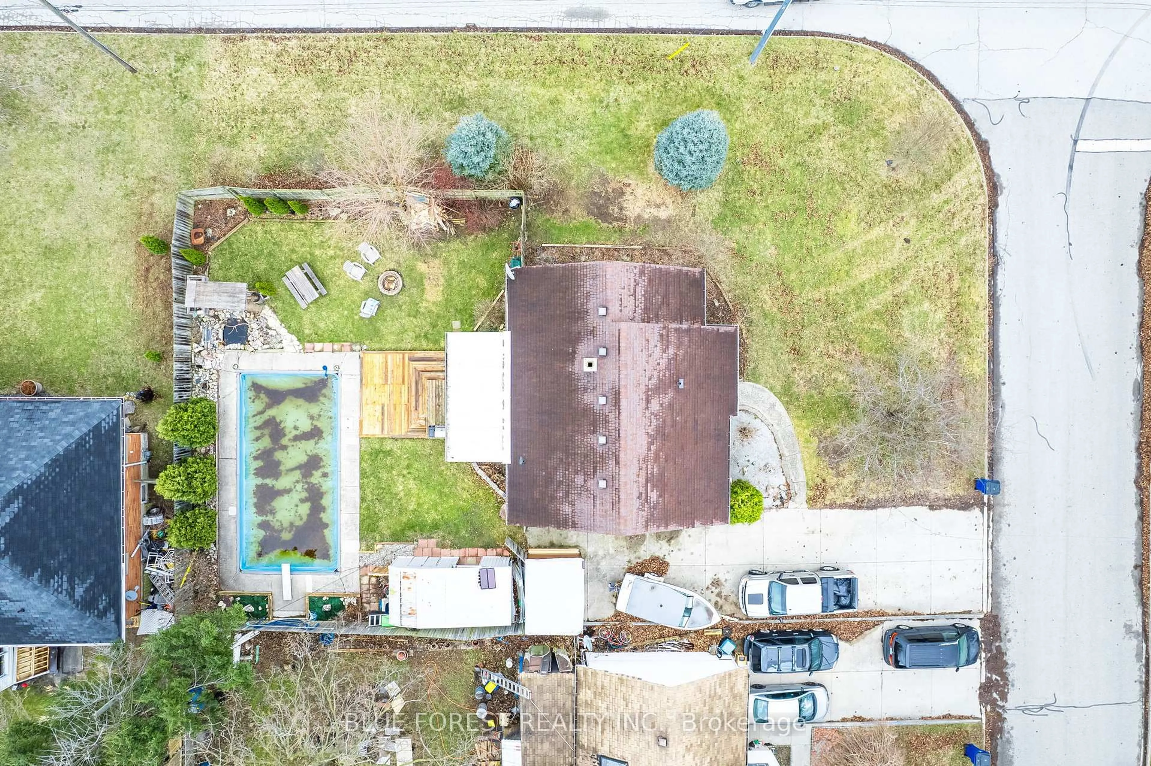 A pic from outside/outdoor area/front of a property/back of a property/a pic from drone, street for 39 John St, Chatham-Kent Ontario N7M 5B5