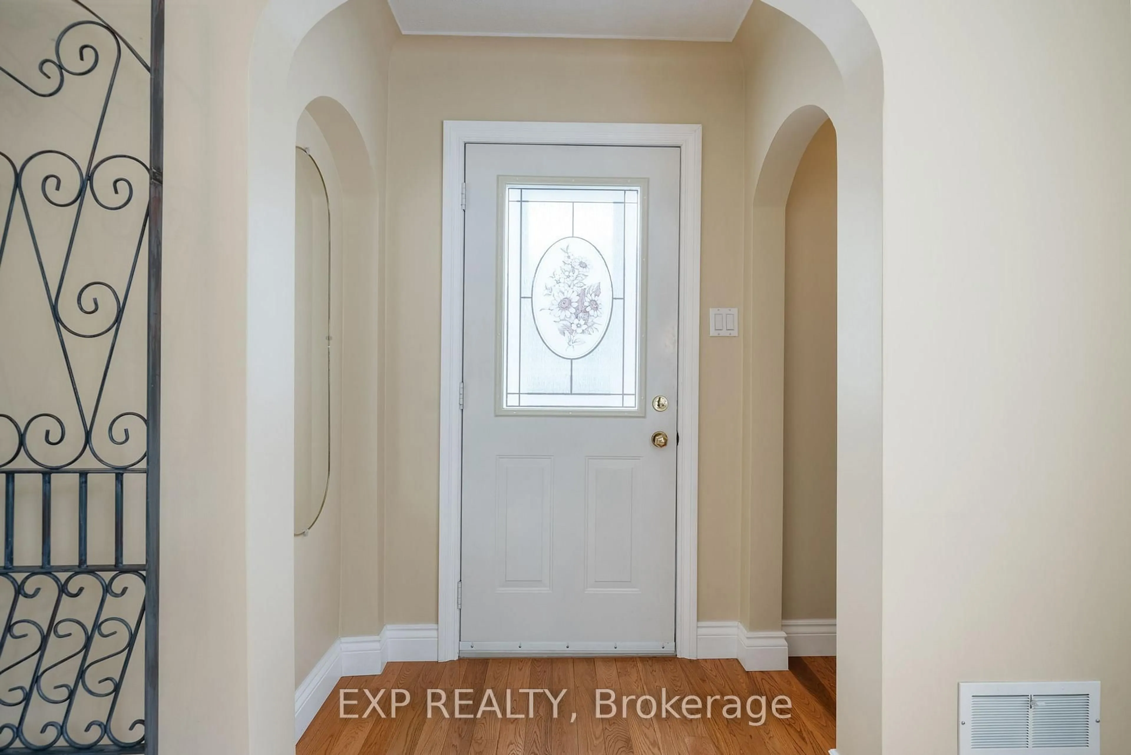 Indoor entryway for 5992 Choate Rd, Port Hope Ontario L1A 3V8