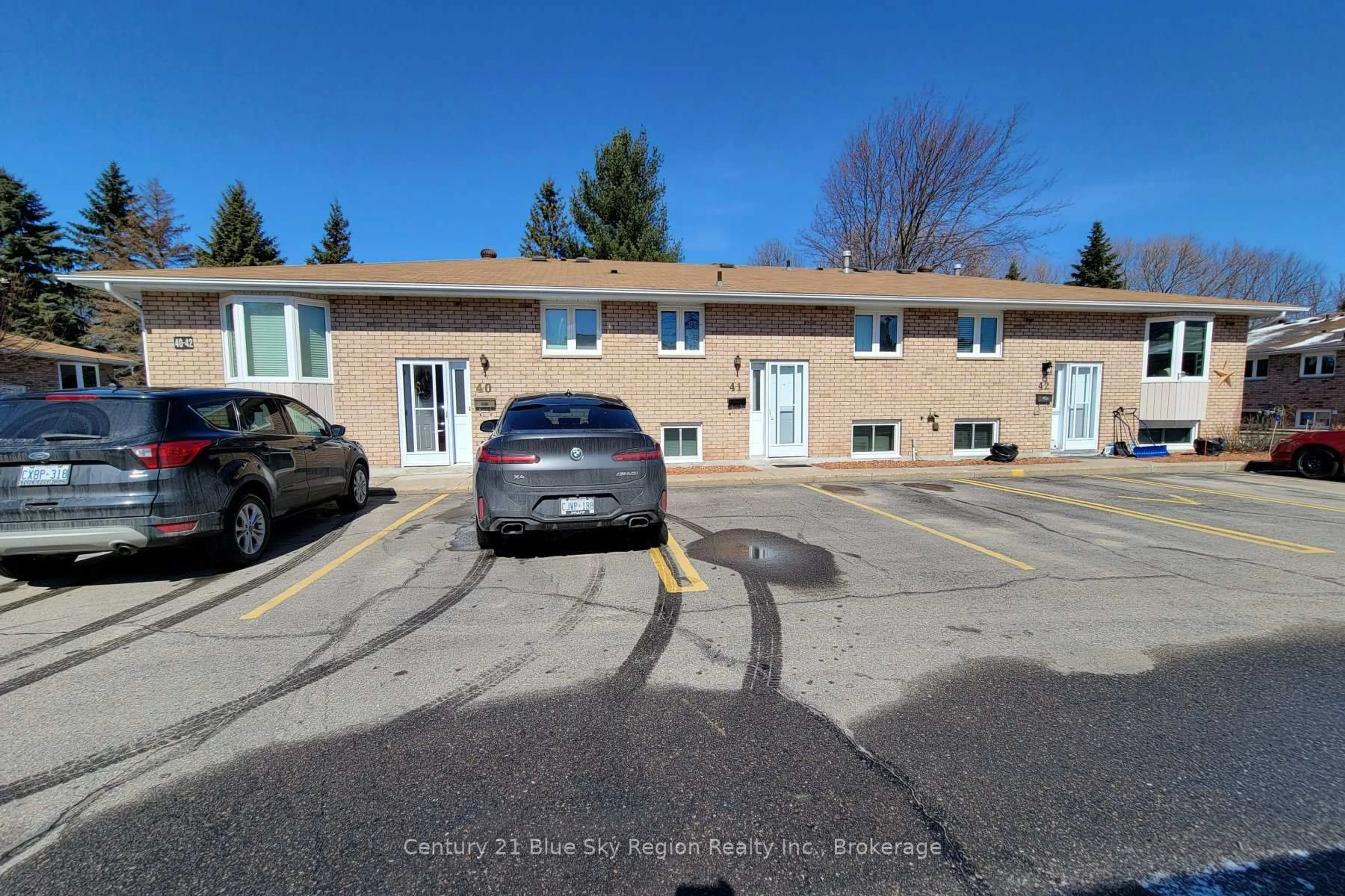 A pic from outside/outdoor area/front of a property/back of a property/a pic from drone, street for 624 Lakeshore Dr #40, North Bay Ontario P1A 2E8