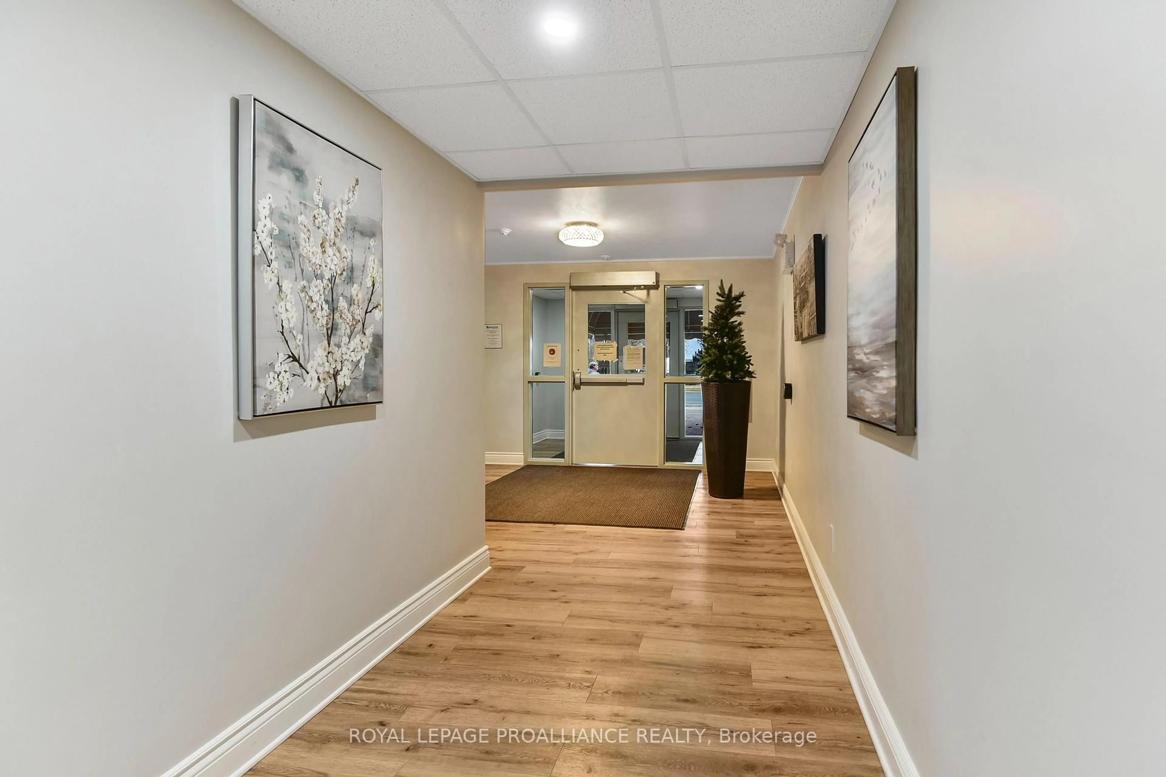 Indoor foyer for 1100 Millwood Ave #306, Brockville Ontario K6V 6Z3