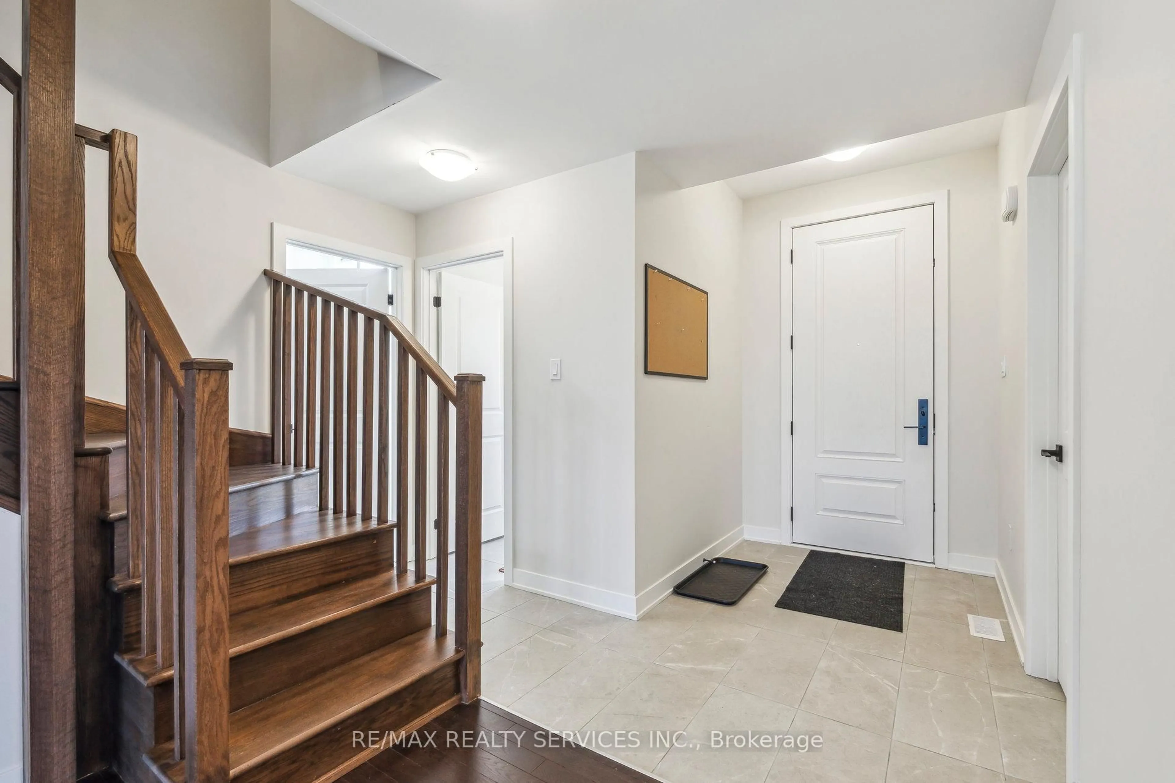 Indoor entryway for 1020 Ridgeline Dr, Lake of Bays Ontario P1H 0K1