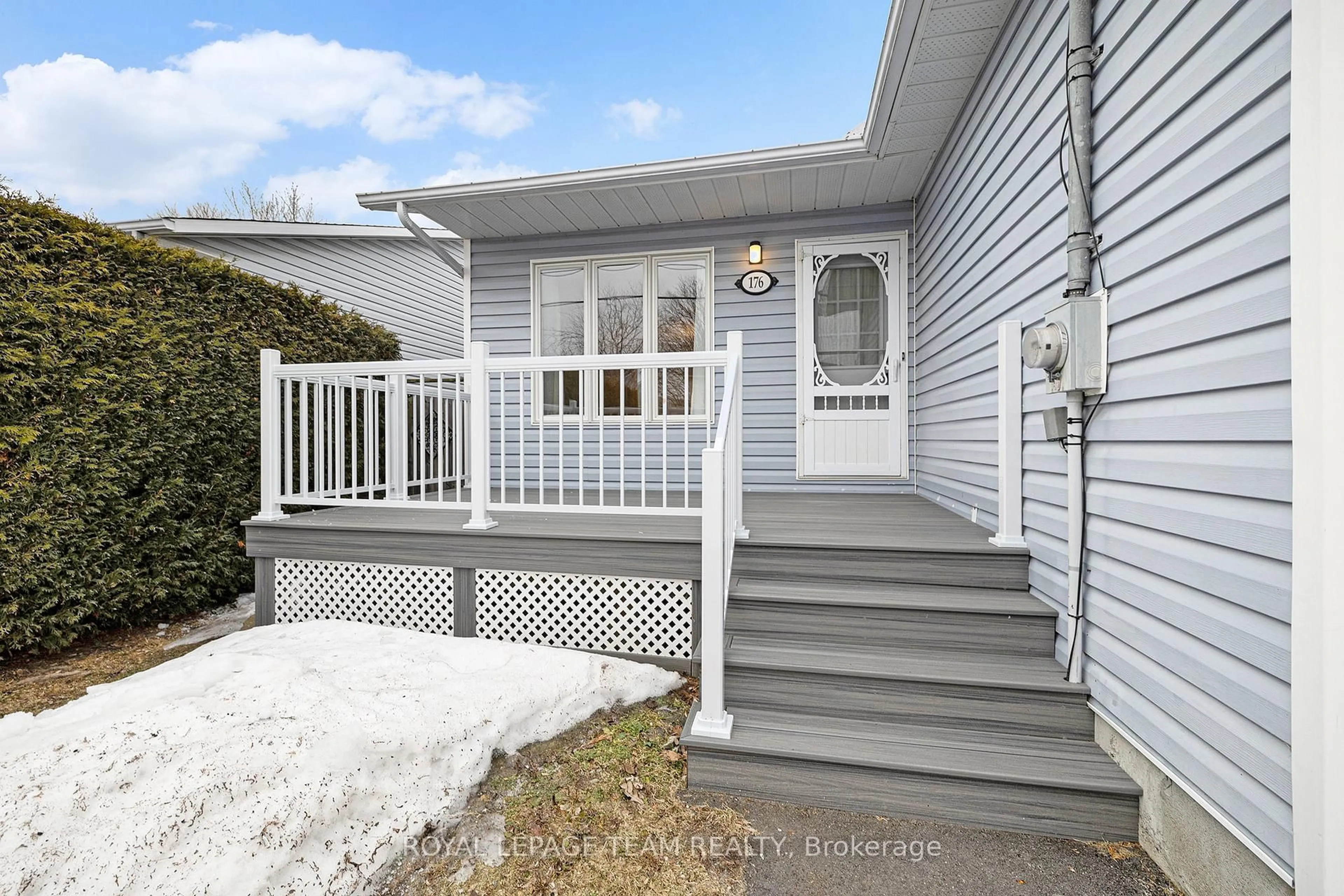 Home with vinyl exterior material, street for 176 Morris St, Carleton Place Ontario K7C 4N2