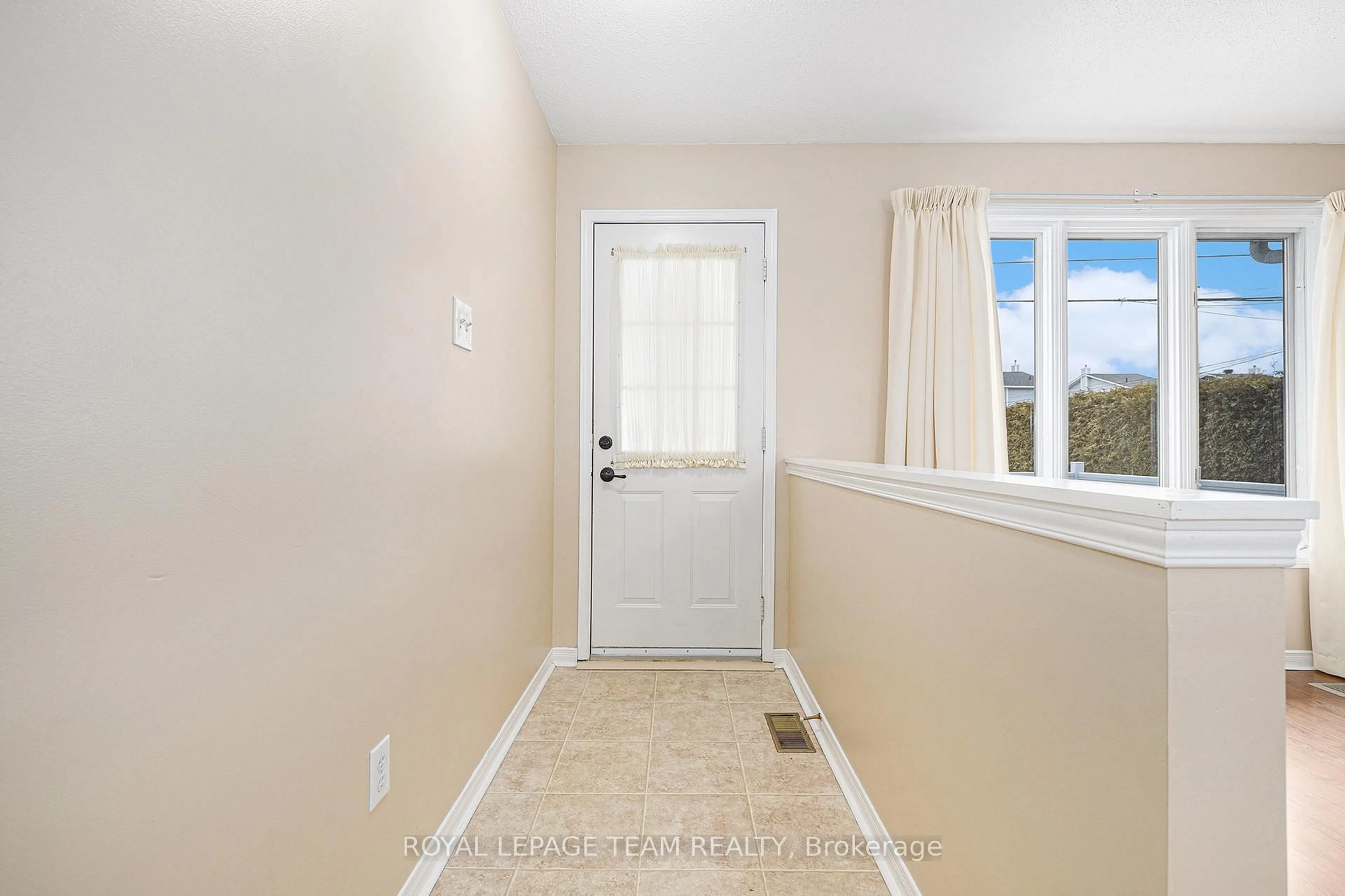 Indoor entryway for 176 Morris St, Carleton Place Ontario K7C 4N2