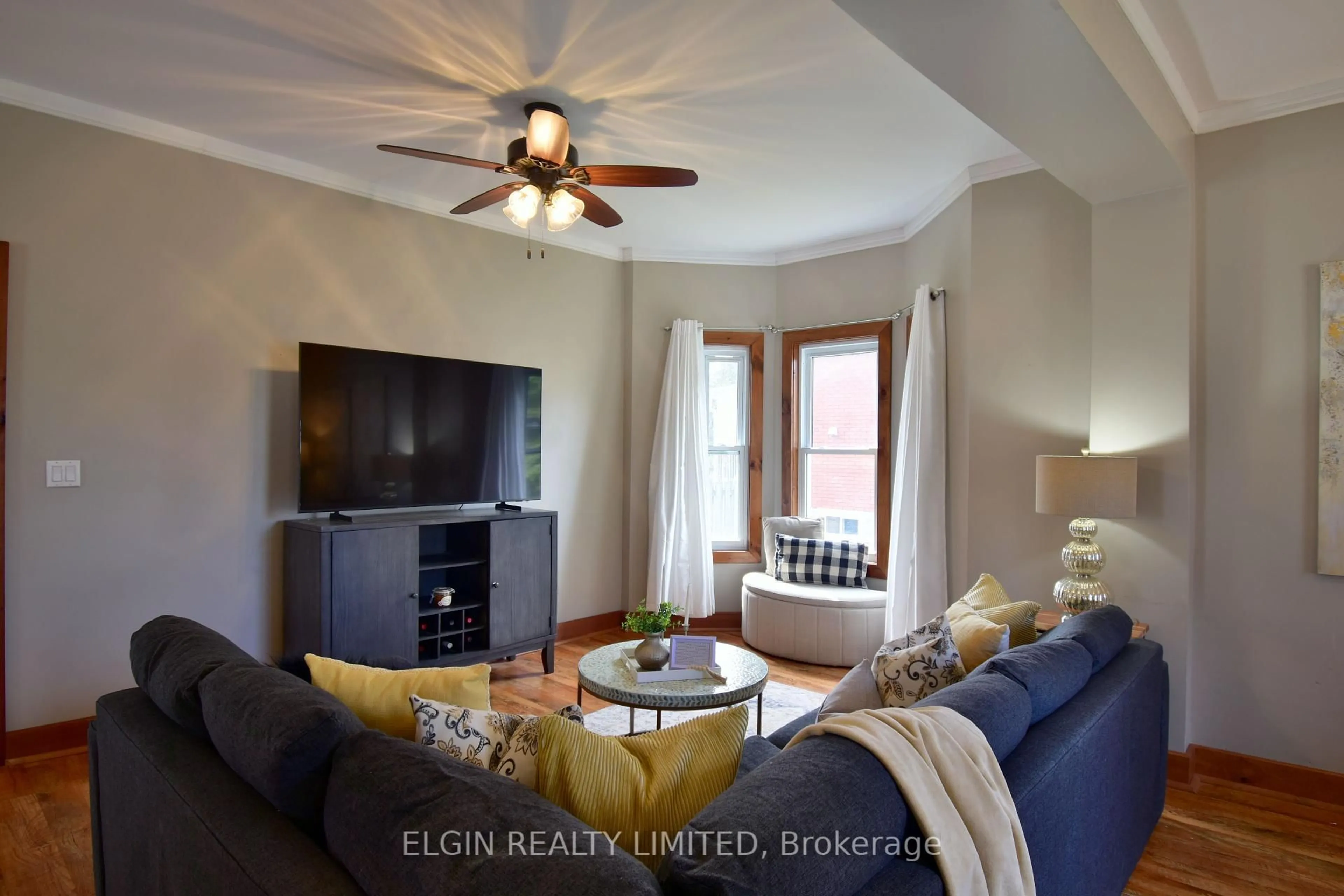 Living room with furniture, wood/laminate floor for 87 Chestnut St, St. Thomas Ontario N5R 2B1