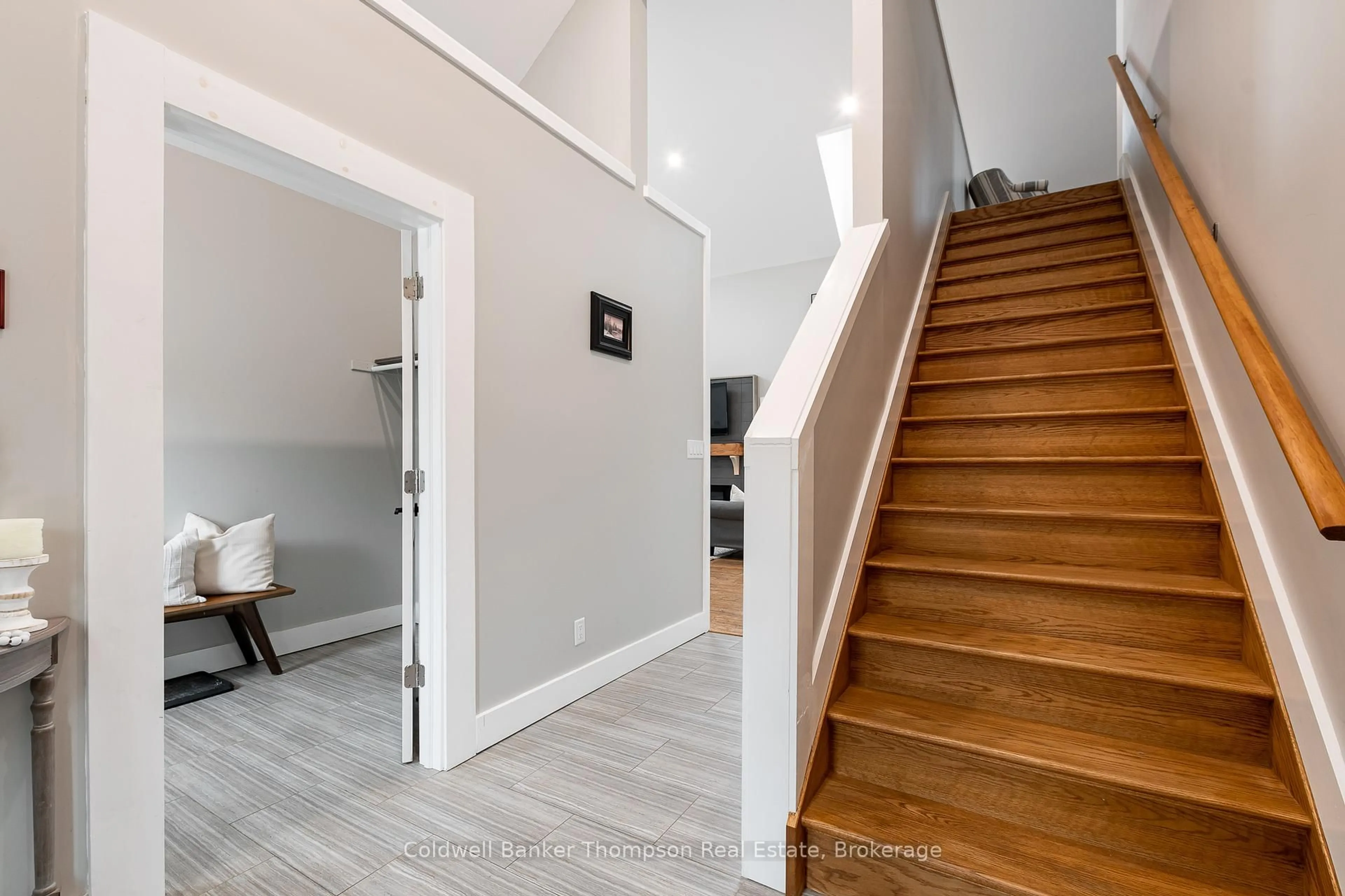 Indoor entryway for 17 Deerhurst Highlands Dr, Huntsville Ontario P1H 1B1