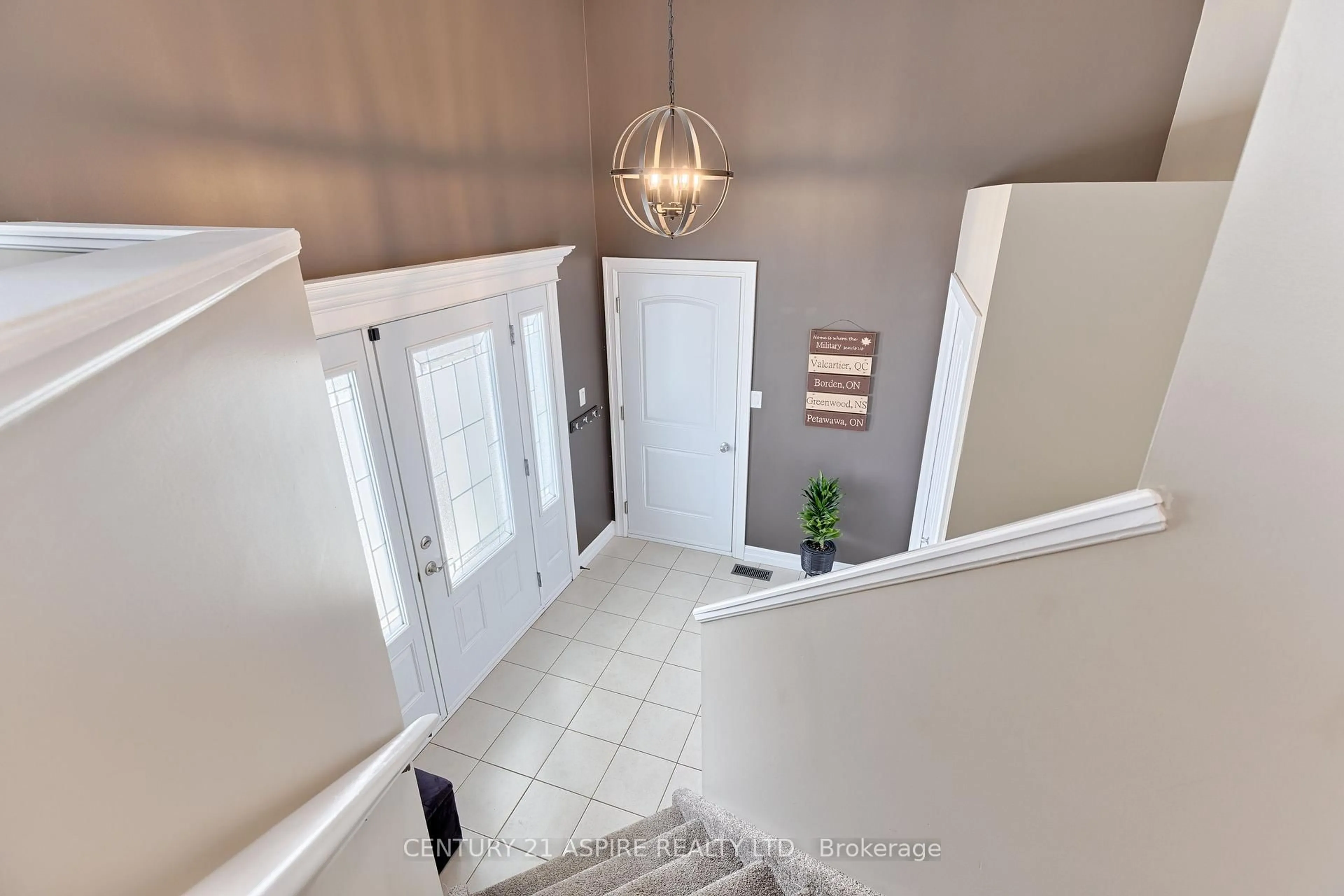 Indoor entryway for 2028 Sandstone Cres, Petawawa Ontario K8H 0A6