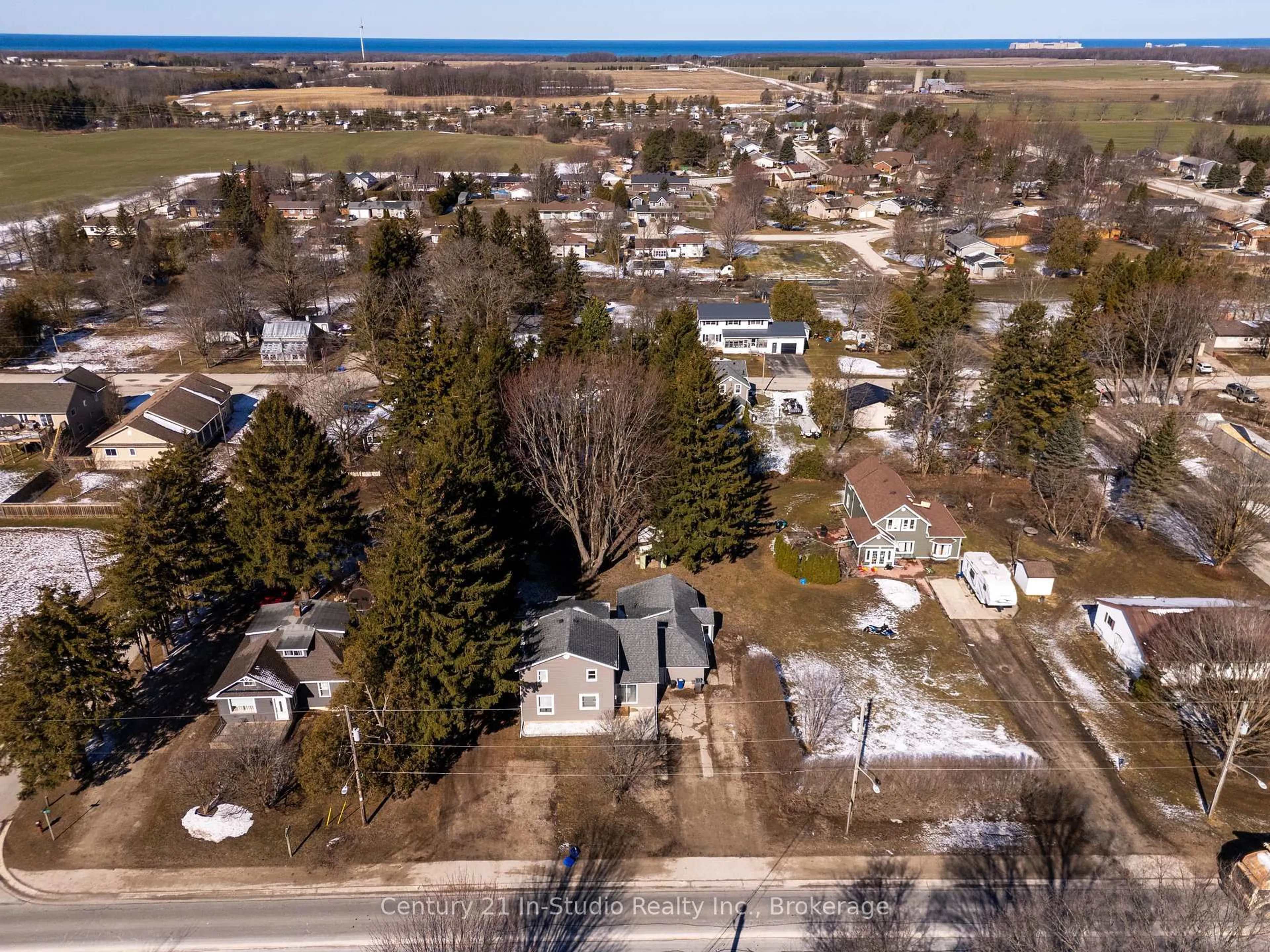 A pic from outside/outdoor area/front of a property/back of a property/a pic from drone, street for 103 King St, Kincardine Ontario N0G 2T0