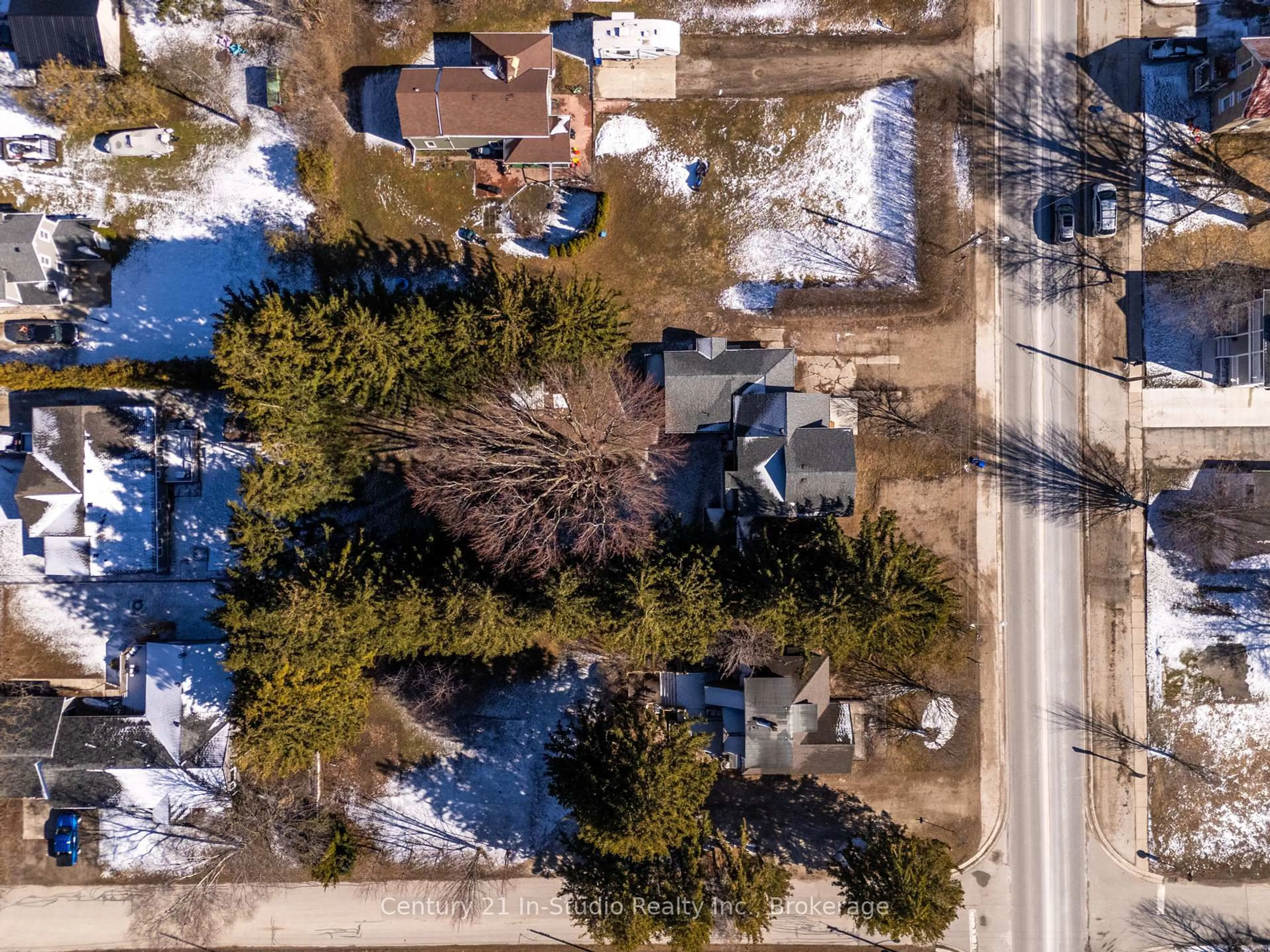 A pic from outside/outdoor area/front of a property/back of a property/a pic from drone, street for 103 King St, Kincardine Ontario N0G 2T0