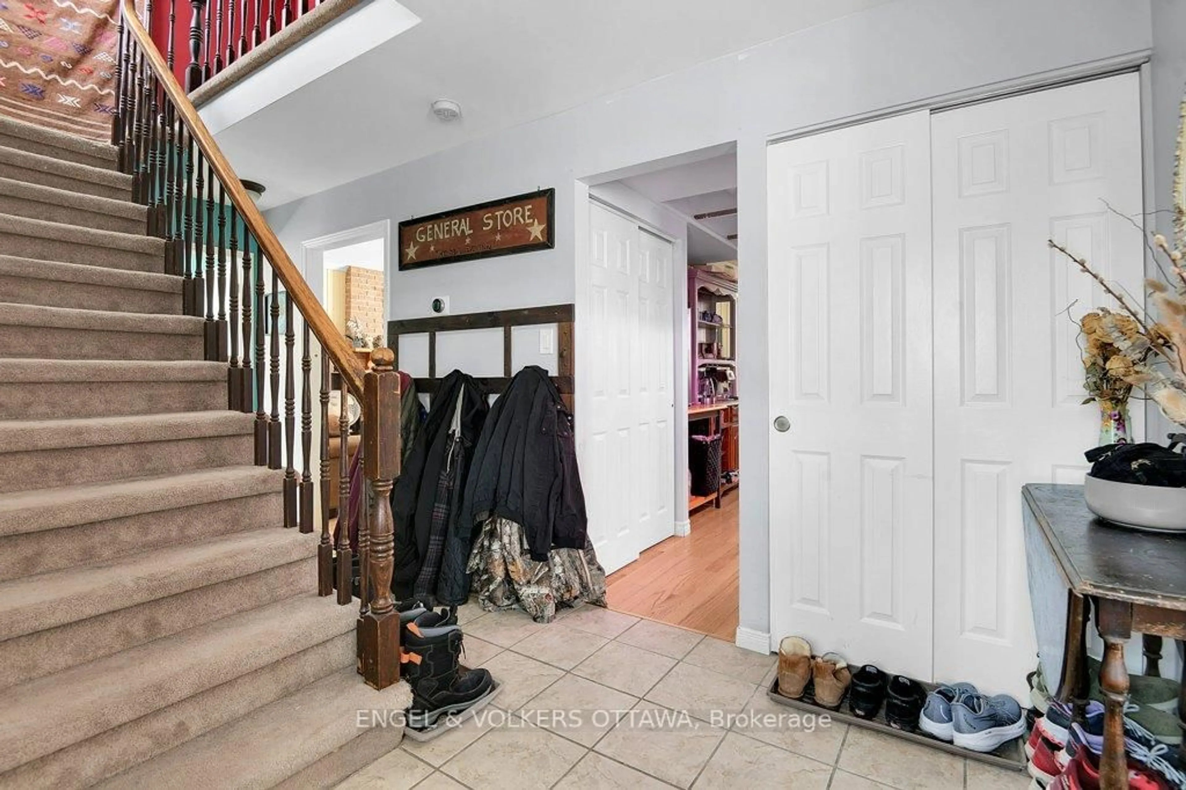 Indoor entryway for 29 Gale St, Almonte Ontario K0A 1A0