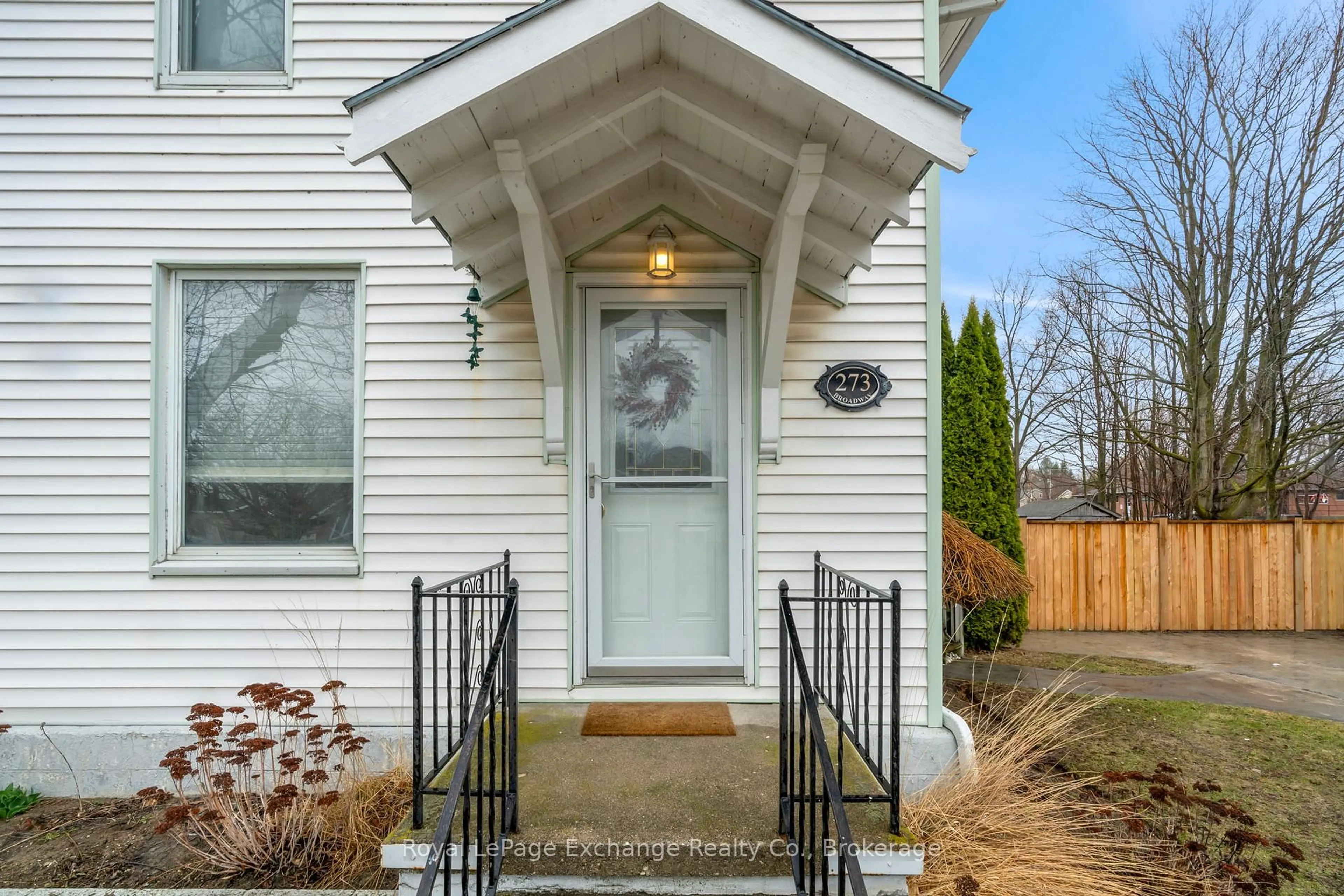 Indoor entryway for 273 Broadway St, Kincardine Ontario N2Z 2X9