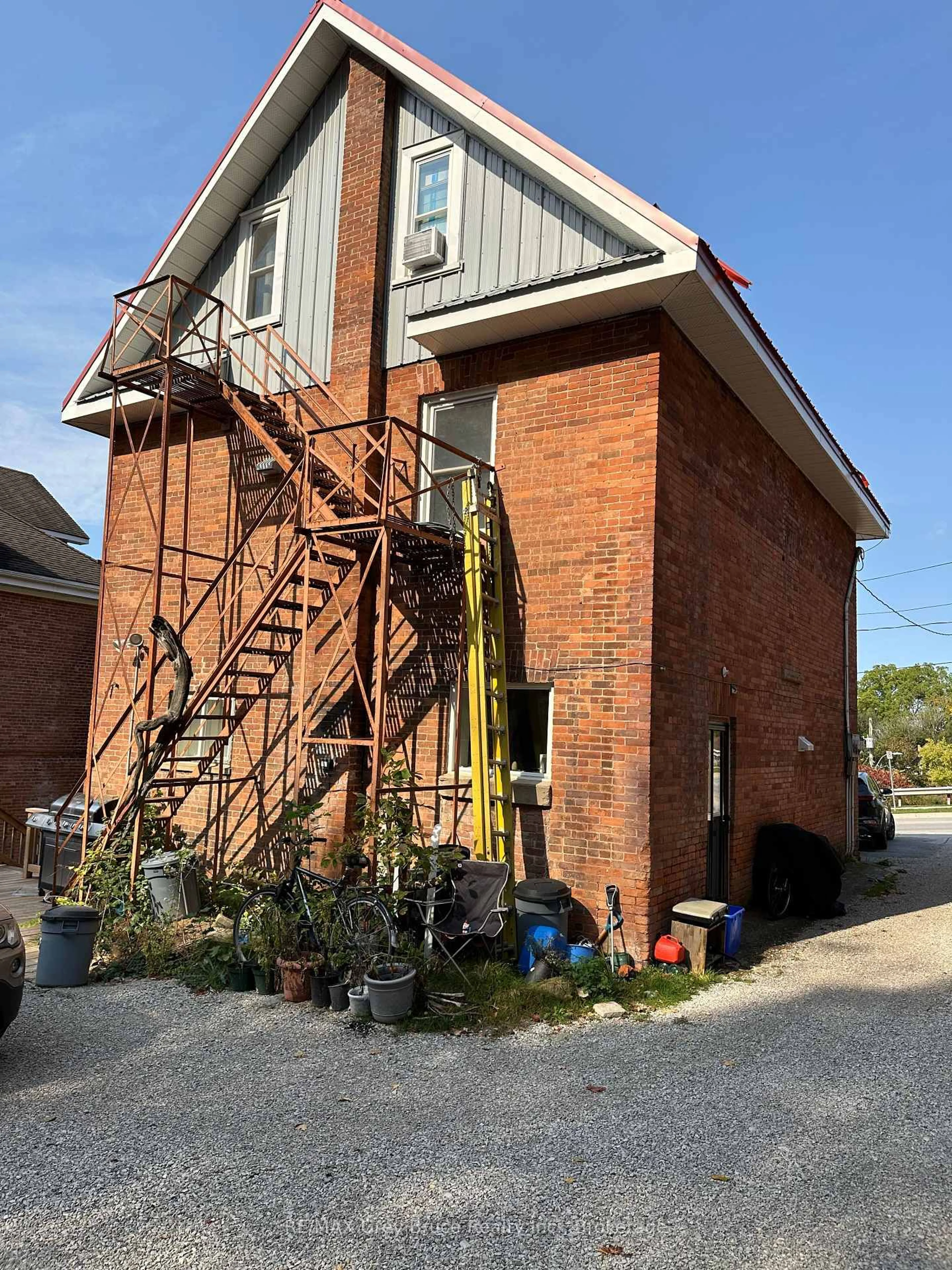 Home with brick exterior material, building for 537 8th St #3, Owen Sound Ontario N4K 1L7