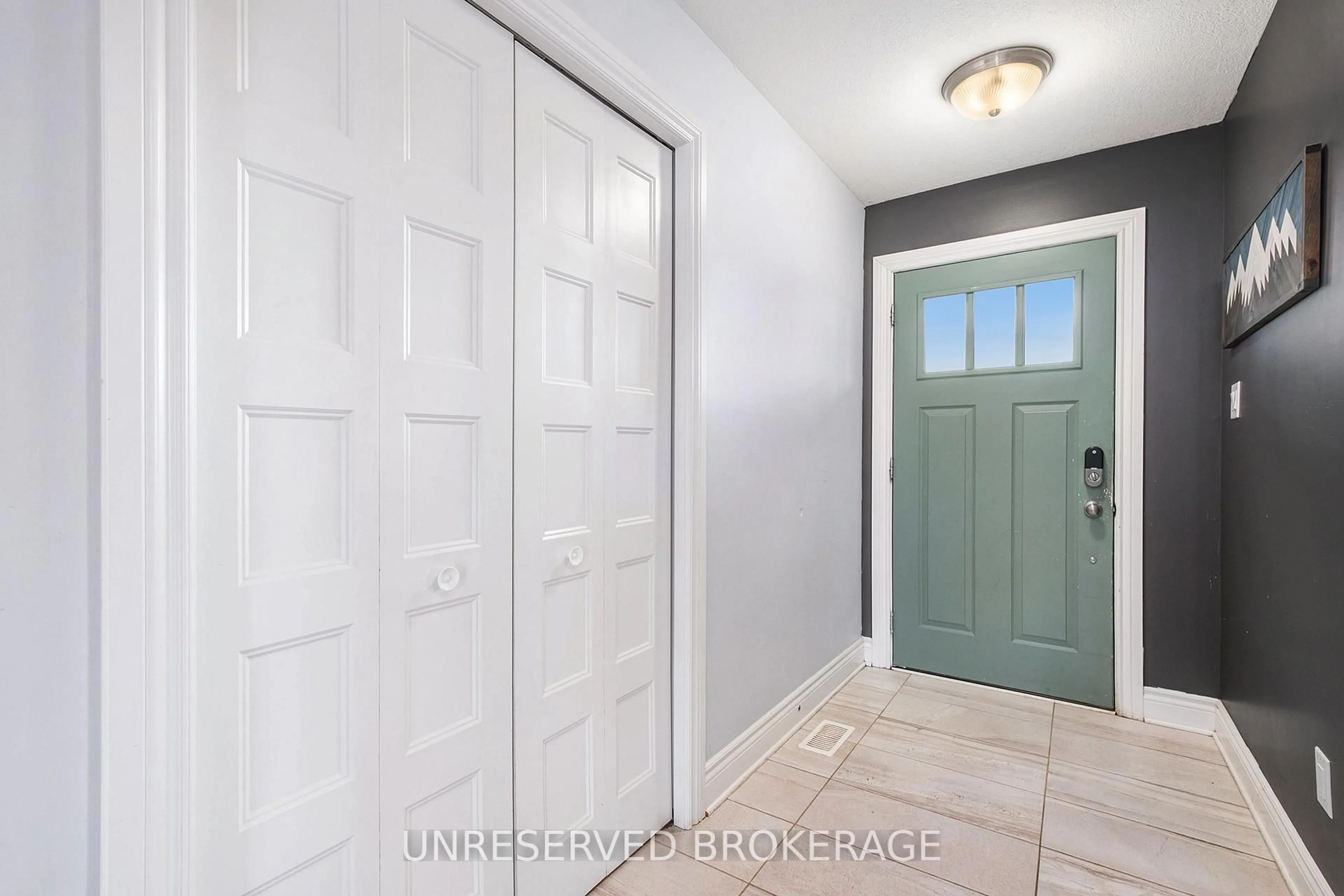 Indoor entryway for 3004 Drew Dr, North Dundas Ontario K0E 1W0