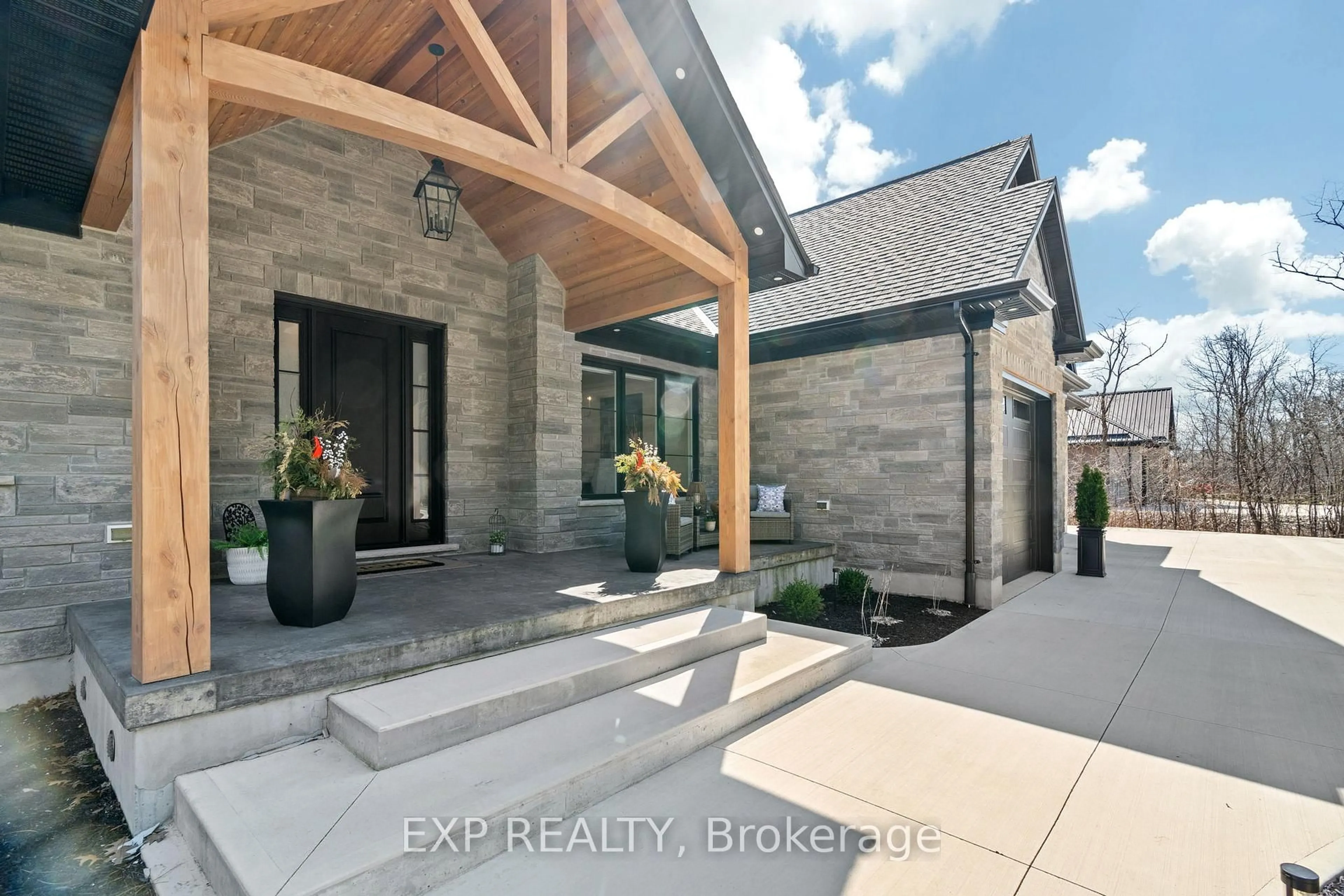 Indoor entryway for 8425 Goosemarsh Line, Lambton Shores Ontario N0M 1T0