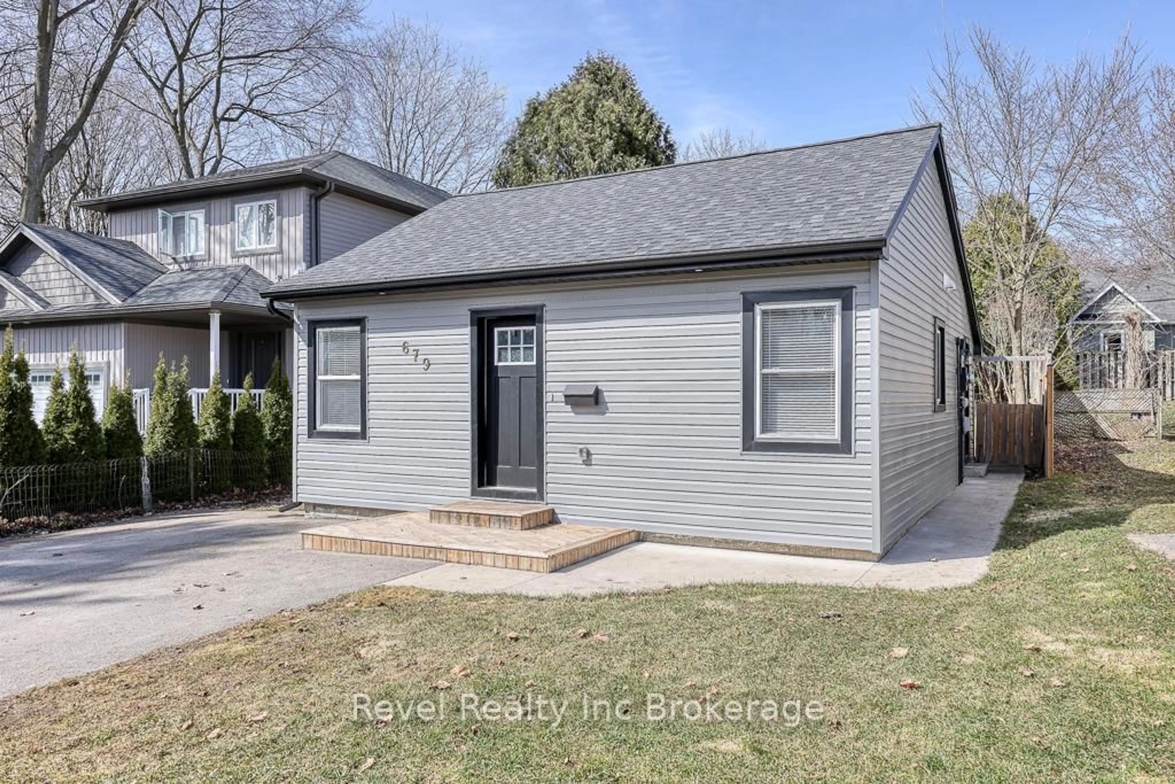 Home with vinyl exterior material, street for 679 Elizabeth St, Woodstock Ontario N4S 5B8