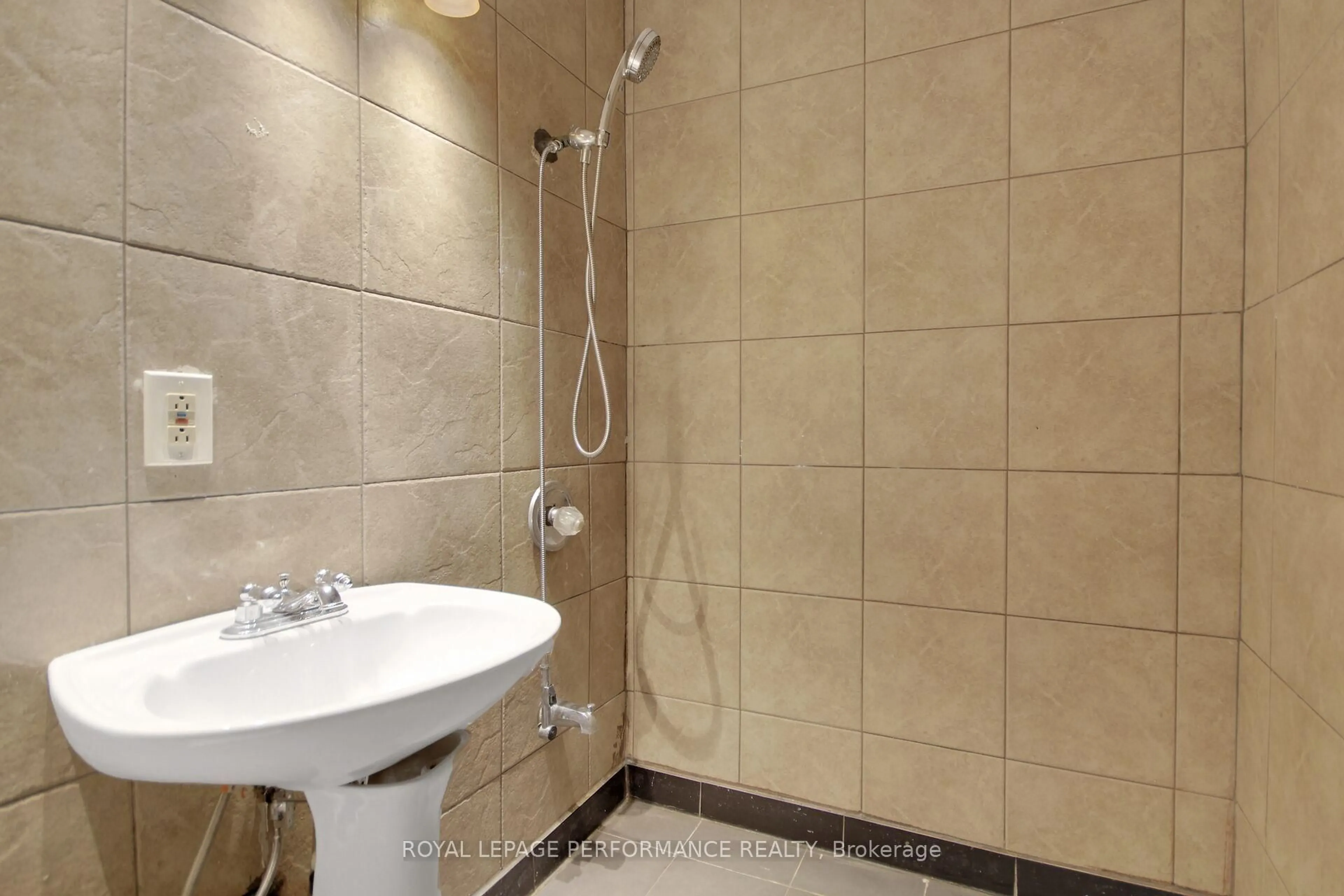 Standard bathroom, ceramic/tile floor for 2647 Ayers Ave, Ottawa Ontario K1V 7W7