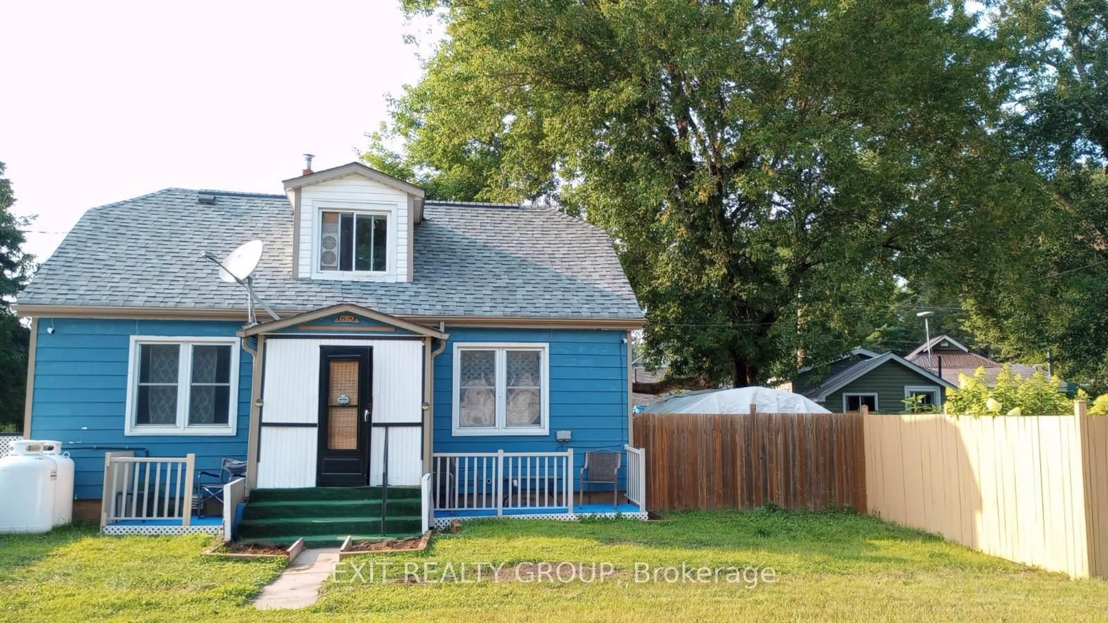 Home with vinyl exterior material, street for 33 Glastonbury Rd, Addington Highlands Ontario K0H 2G0