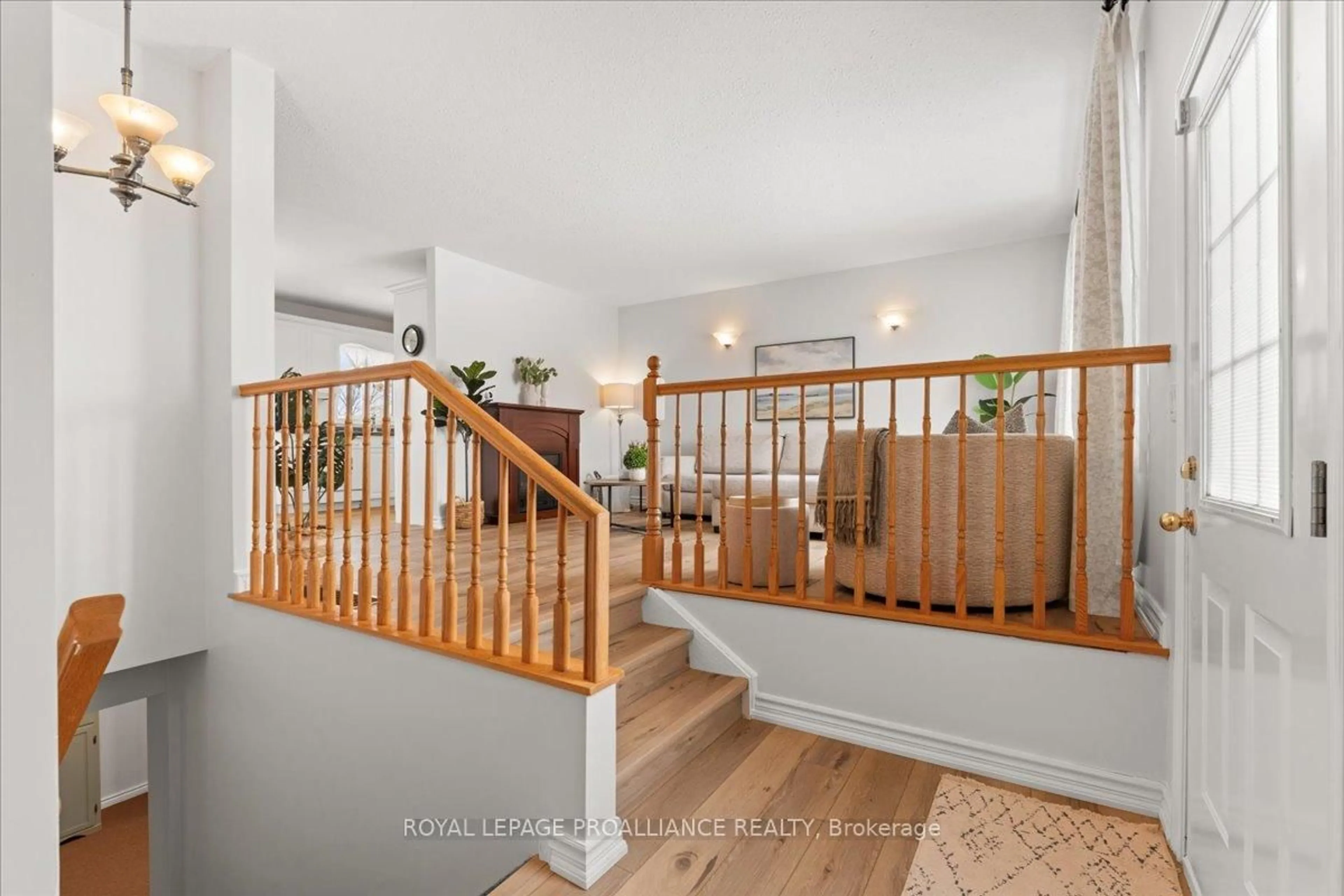 Indoor foyer for 10 Stonegate Cres, Hastings Ontario K0K 2C0